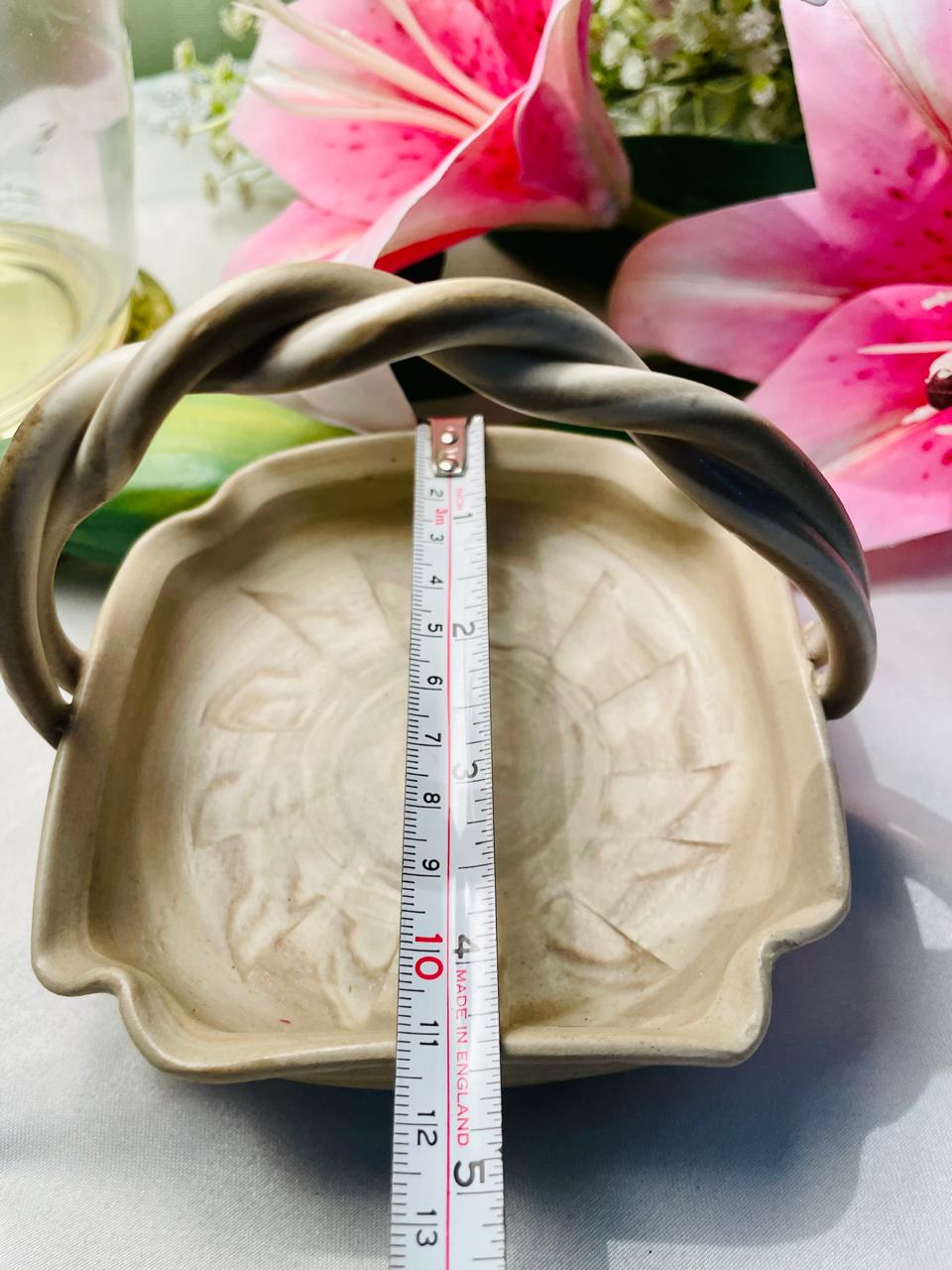 Vintage Leaf-Shaped Ceramic Basket with Twisted Handle – 12 cm