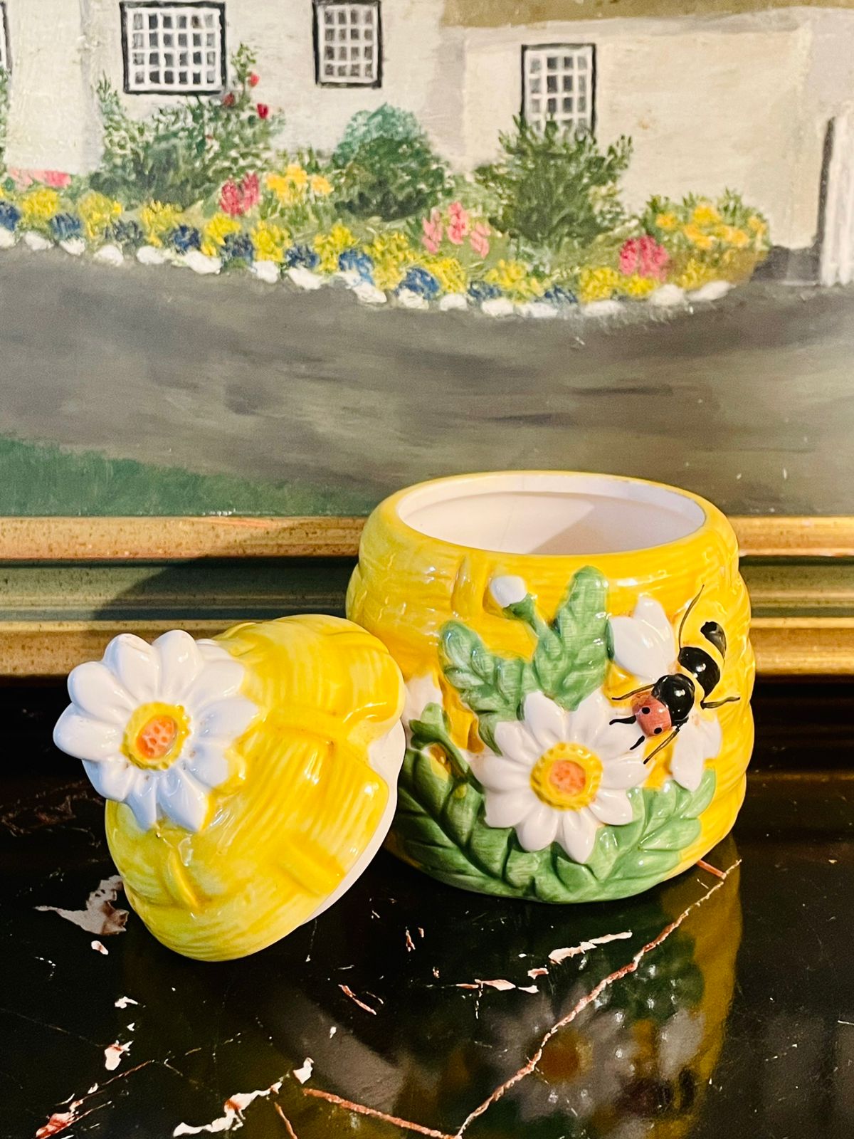 Ceramic Honey Pot with Lid – Beehive Design with Bee & Flower Décor (13cm)