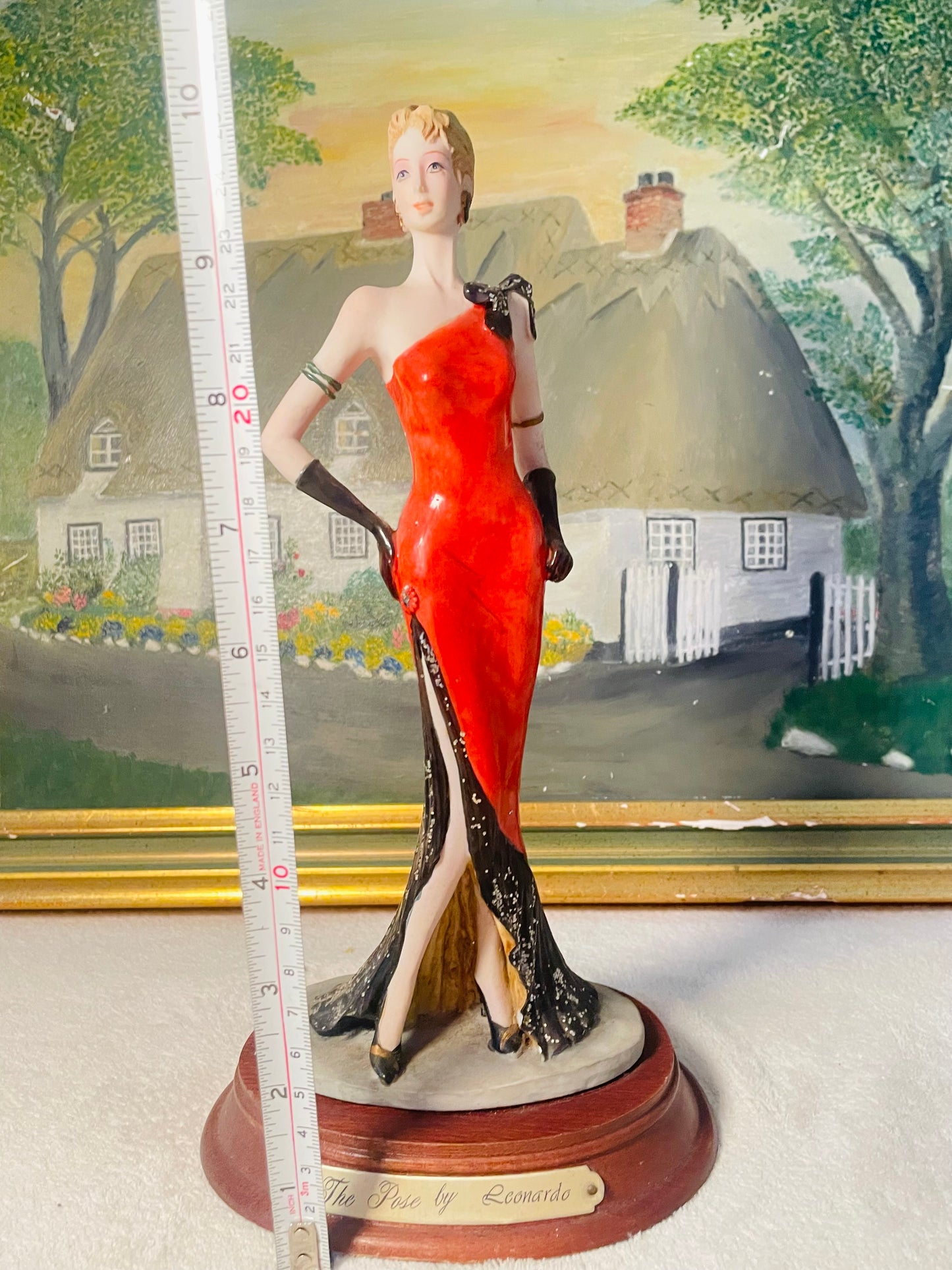 Art Deco Style Lady Figurine by Leonardo – "The Pose" – Elegant Sculpture with Wooden base