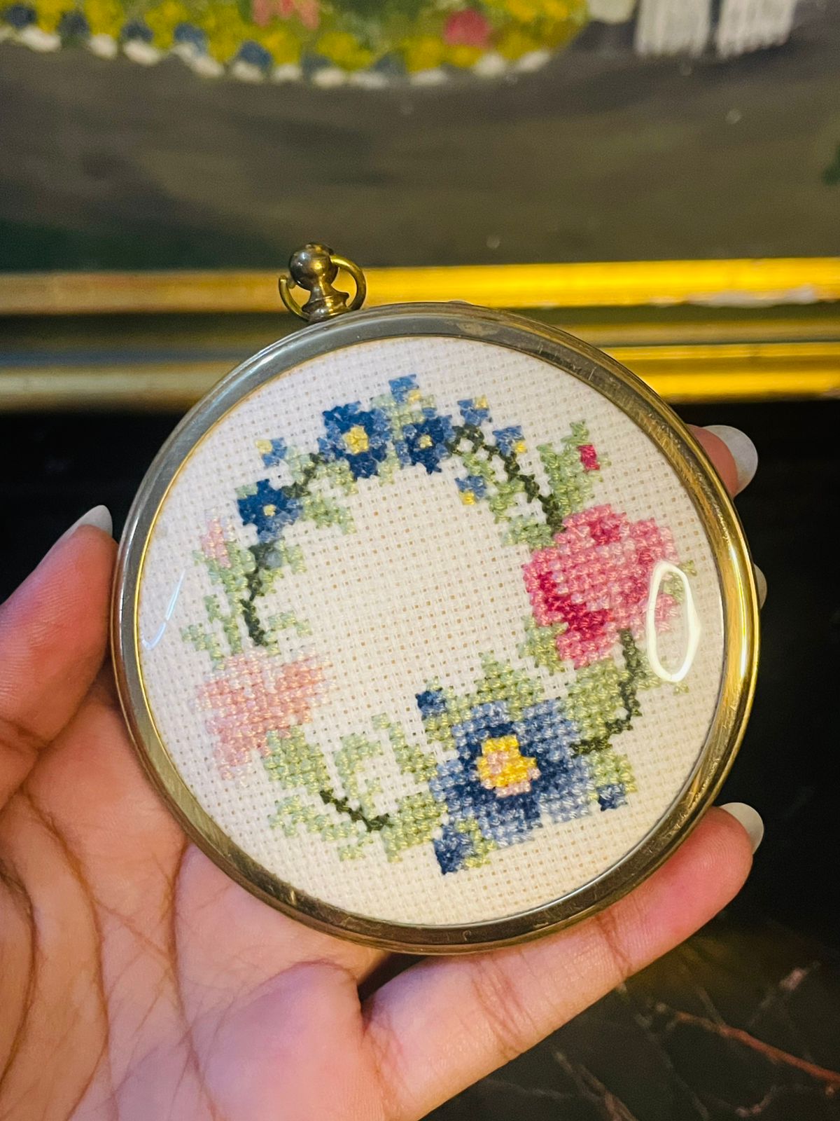 Vintage Floral Cross-Stitch Wall Art – Mini Round Frame with Flower Wreath Design