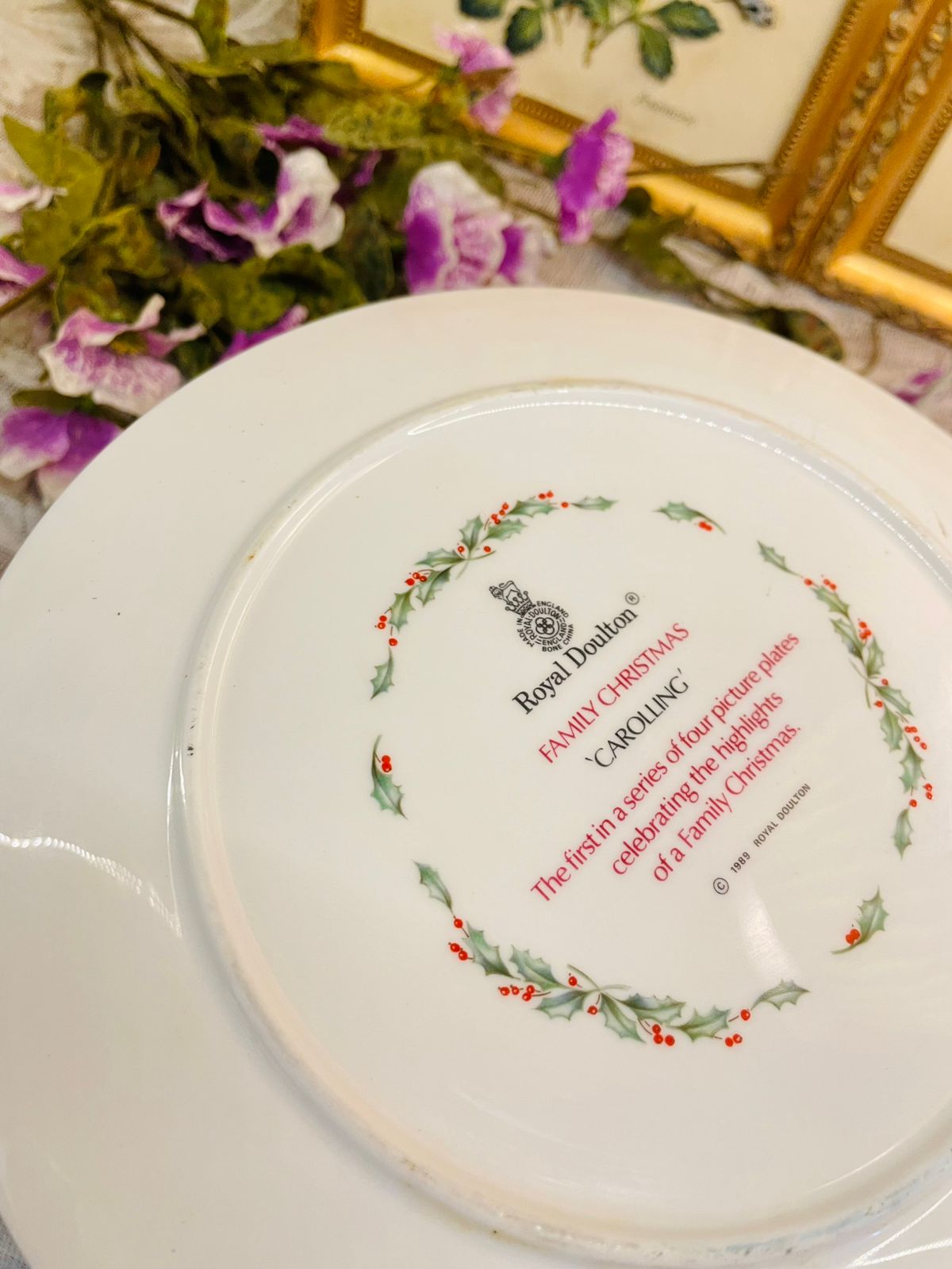 Royal Doulton 1989 Christmas Plate Caroling England 8in