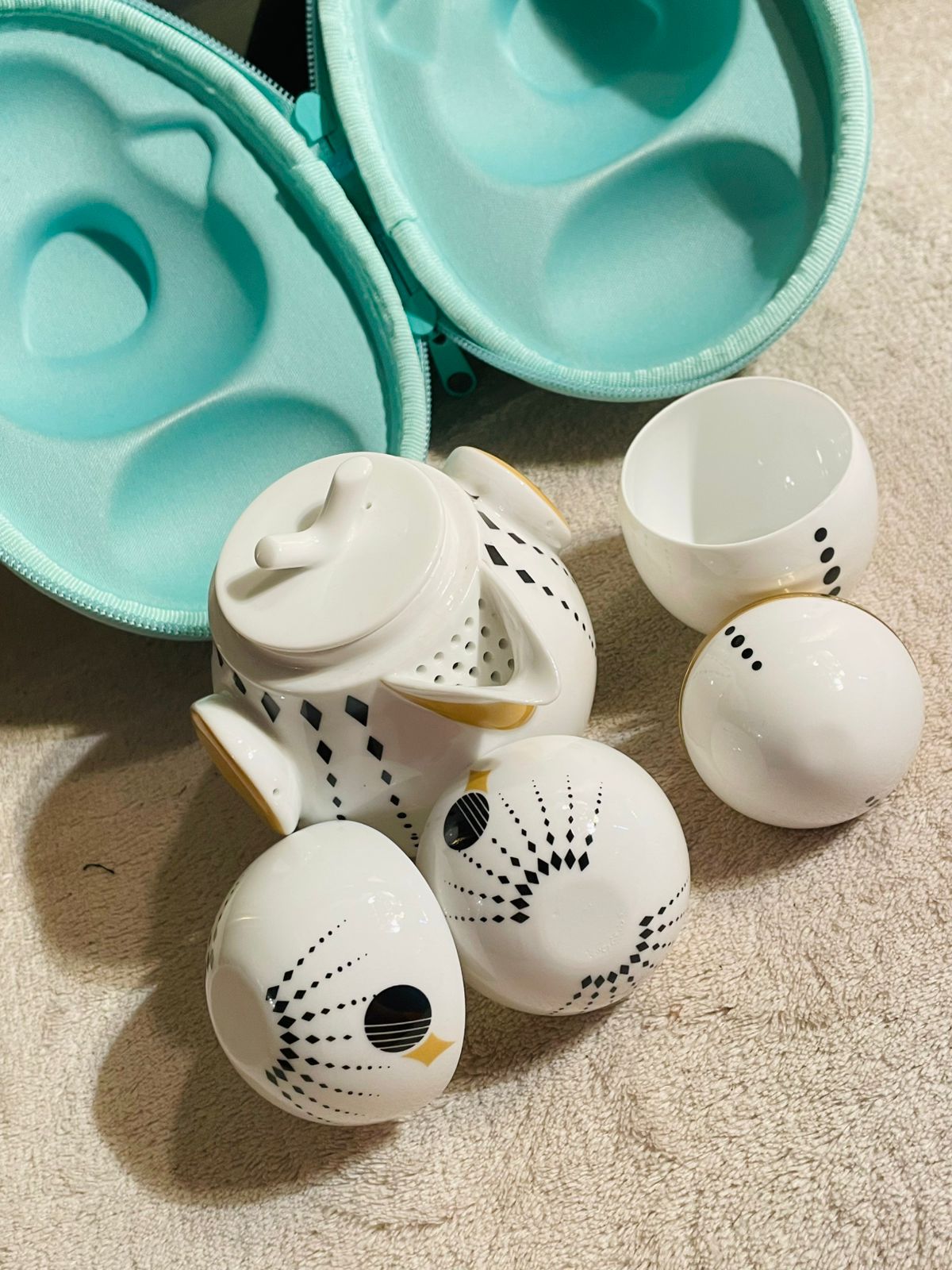 Set of 4 White & Teal Chick-Shaped Egg Holders with Soy Sauce Bottle – Packed Kitchen Set