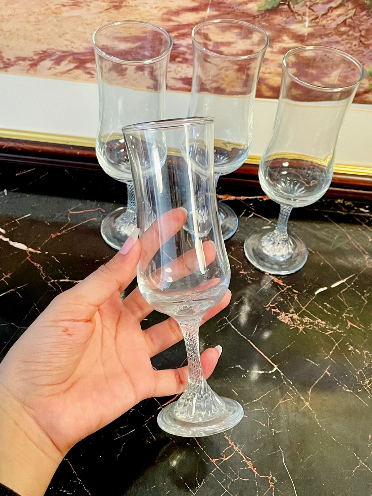 Elegant Set of 4 Glasses with Decorative Stems – Perfect for Special Occasions