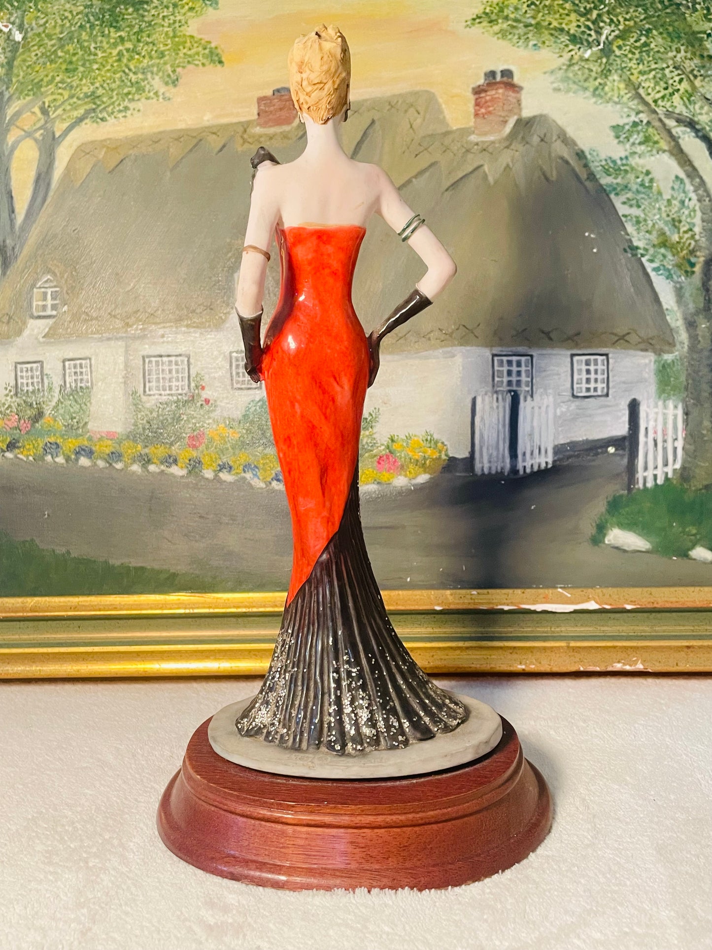 Art Deco Style Lady Figurine by Leonardo – "The Pose" – Elegant Sculpture with Wooden base