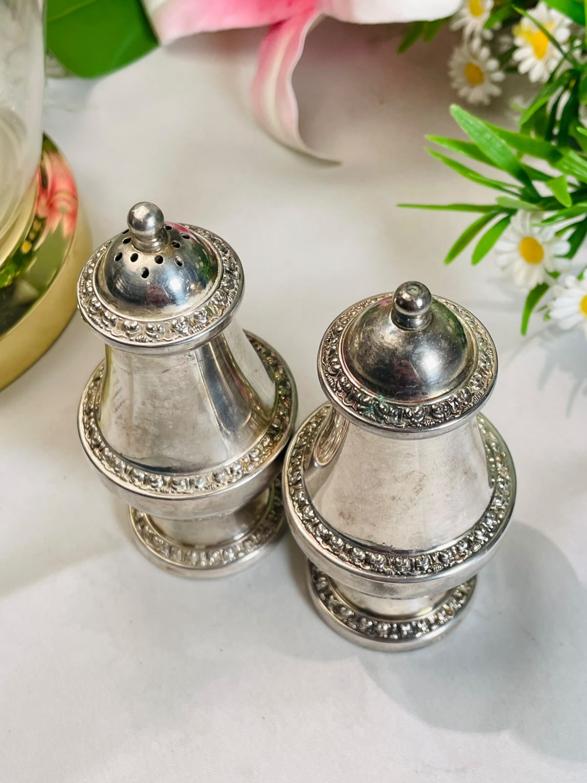 Silver-Tone Salt & Pepper Shakers – 2 Pieces, 10 cm