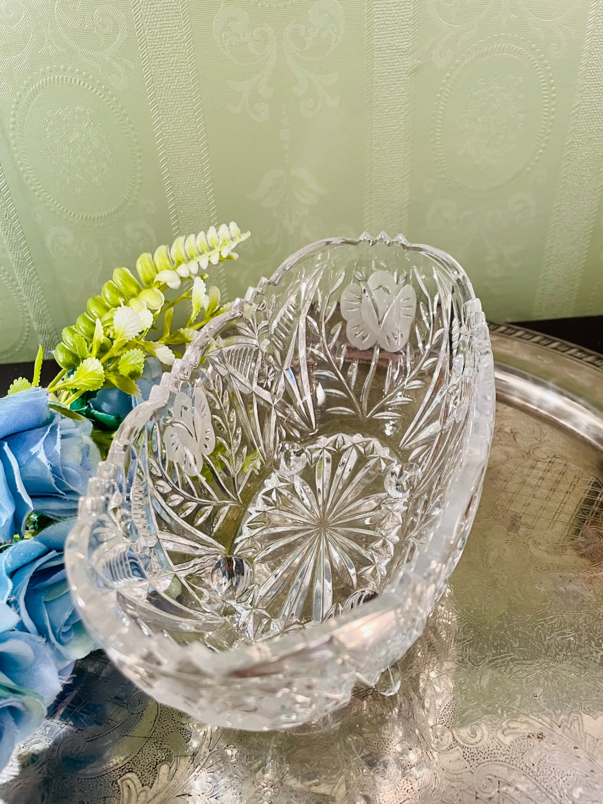 Clear Crystal Leaf-Pattern Serving Bowl – 8 Inch