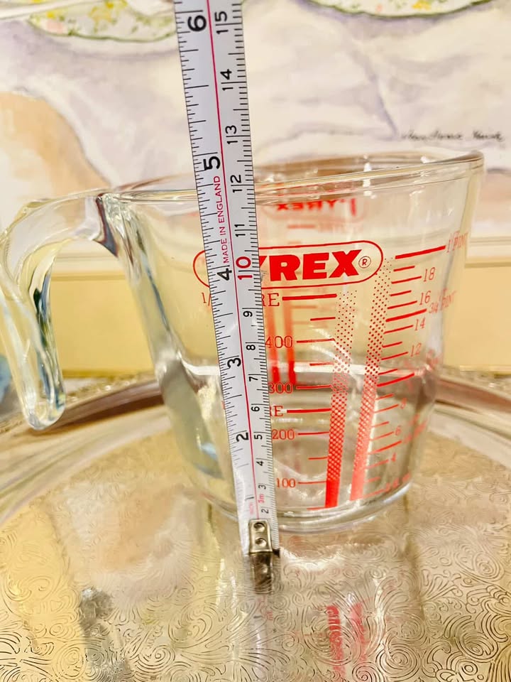 Vintage Pyrex Glass Measuring Jug – 500ml Red Markings