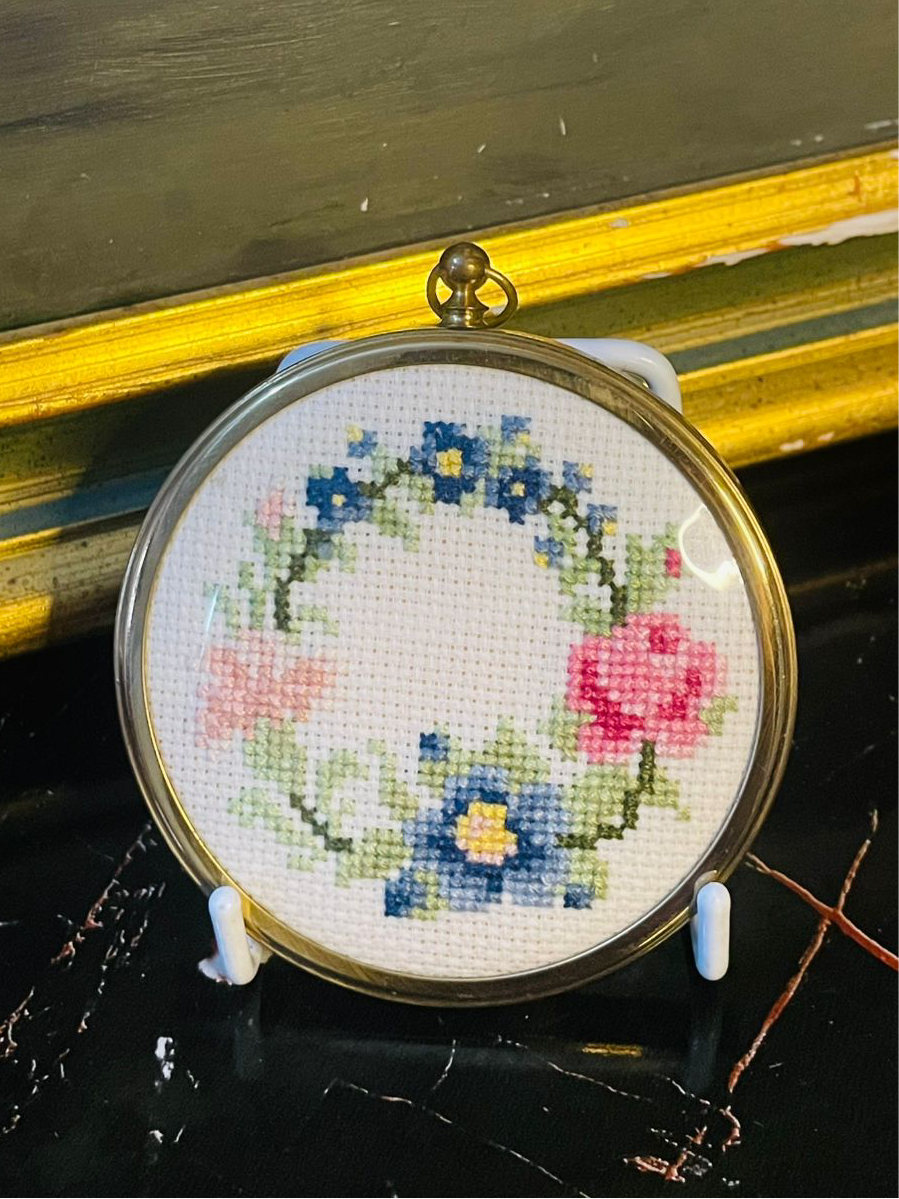 Vintage Floral Cross-Stitch Wall Art – Mini Round Frame with Flower Wreath Design