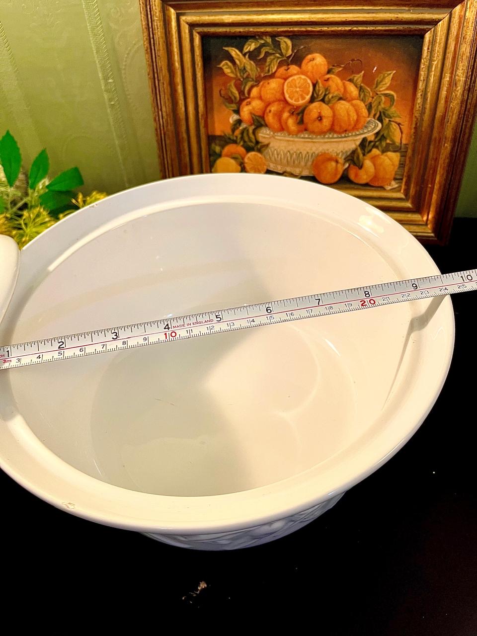 Vintage 3D Embossed Ceramic Casserole Bowl with Lid 24cm