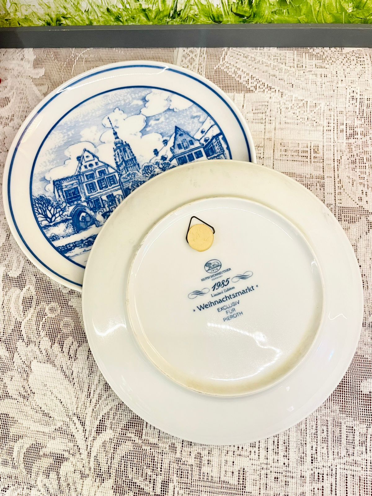 Hutschenreuther 1985 Christmas Market Plate Set 8 inch