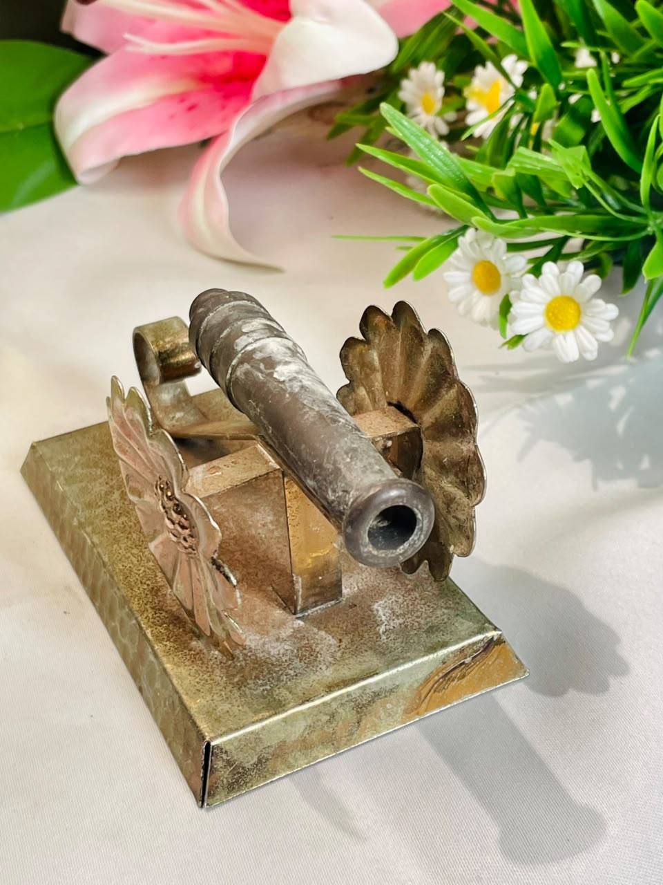 Brass-Tone Mechanical Desk Accessory – 10 cm