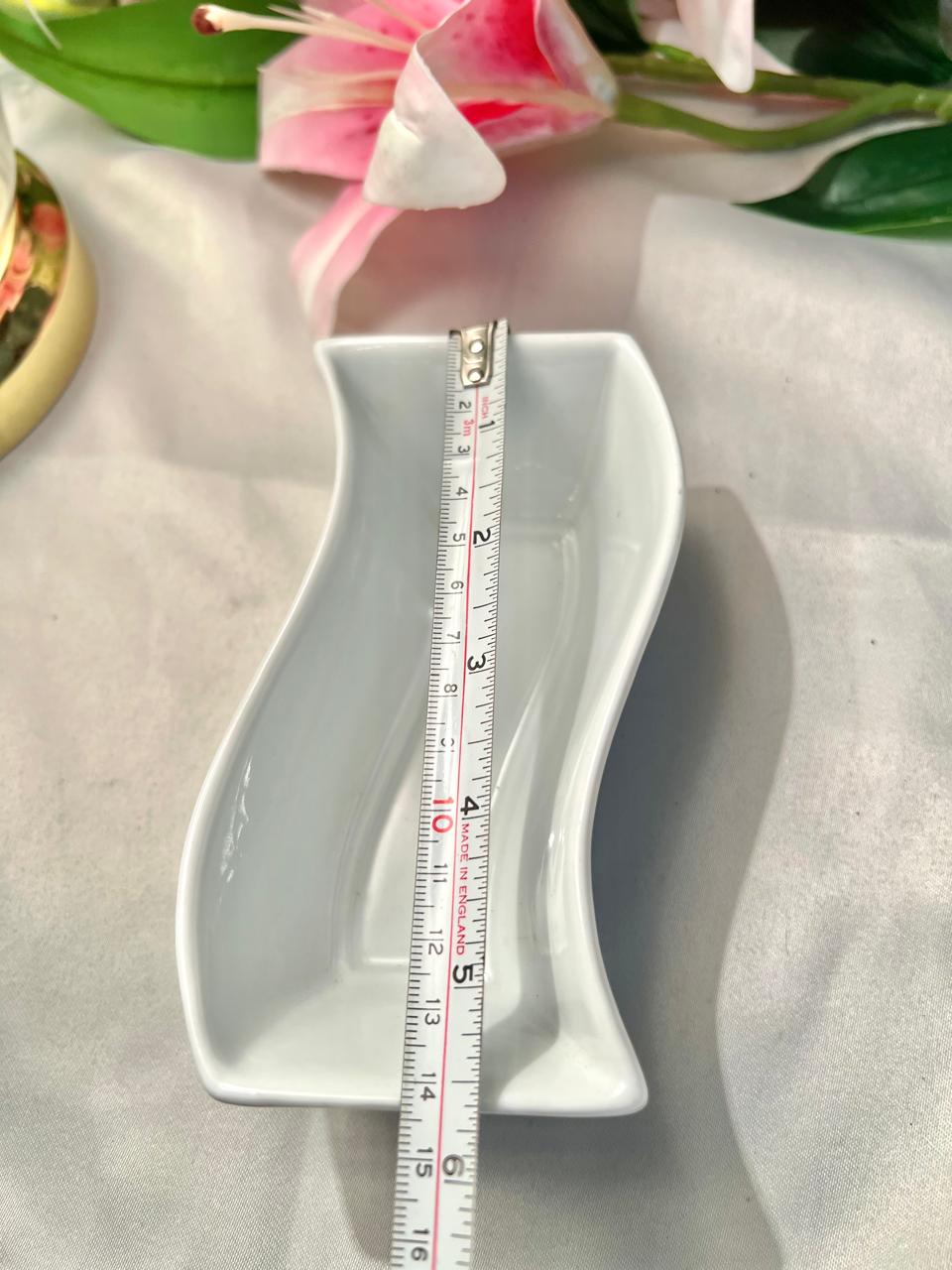 White Curved Porcelain Serving Dish – Modern Wavy Rectangular Bowl