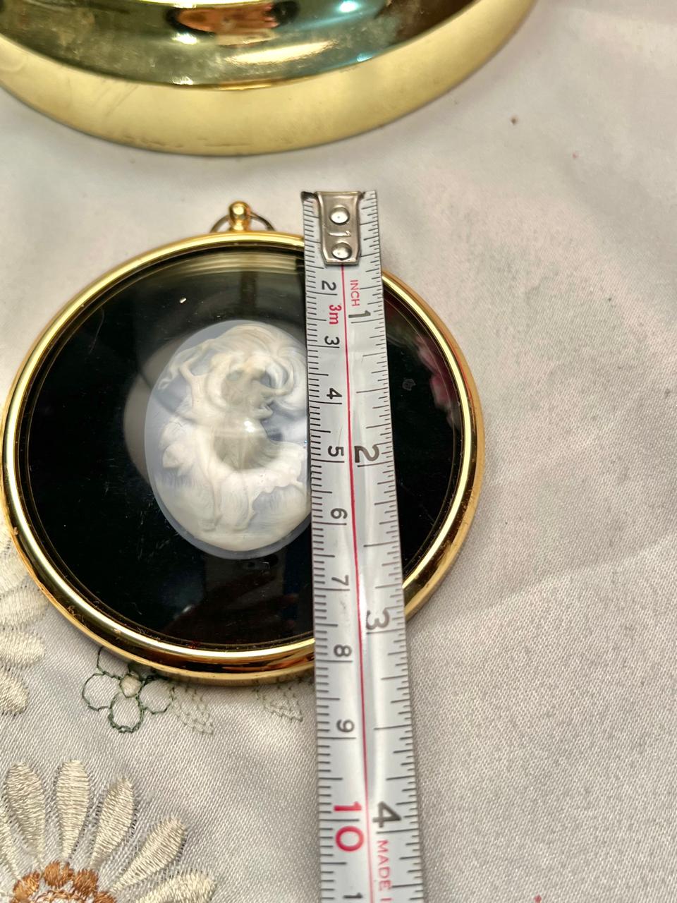 3d Gold-Tone Round Cameo Portrait Frame Approx. 8 cm