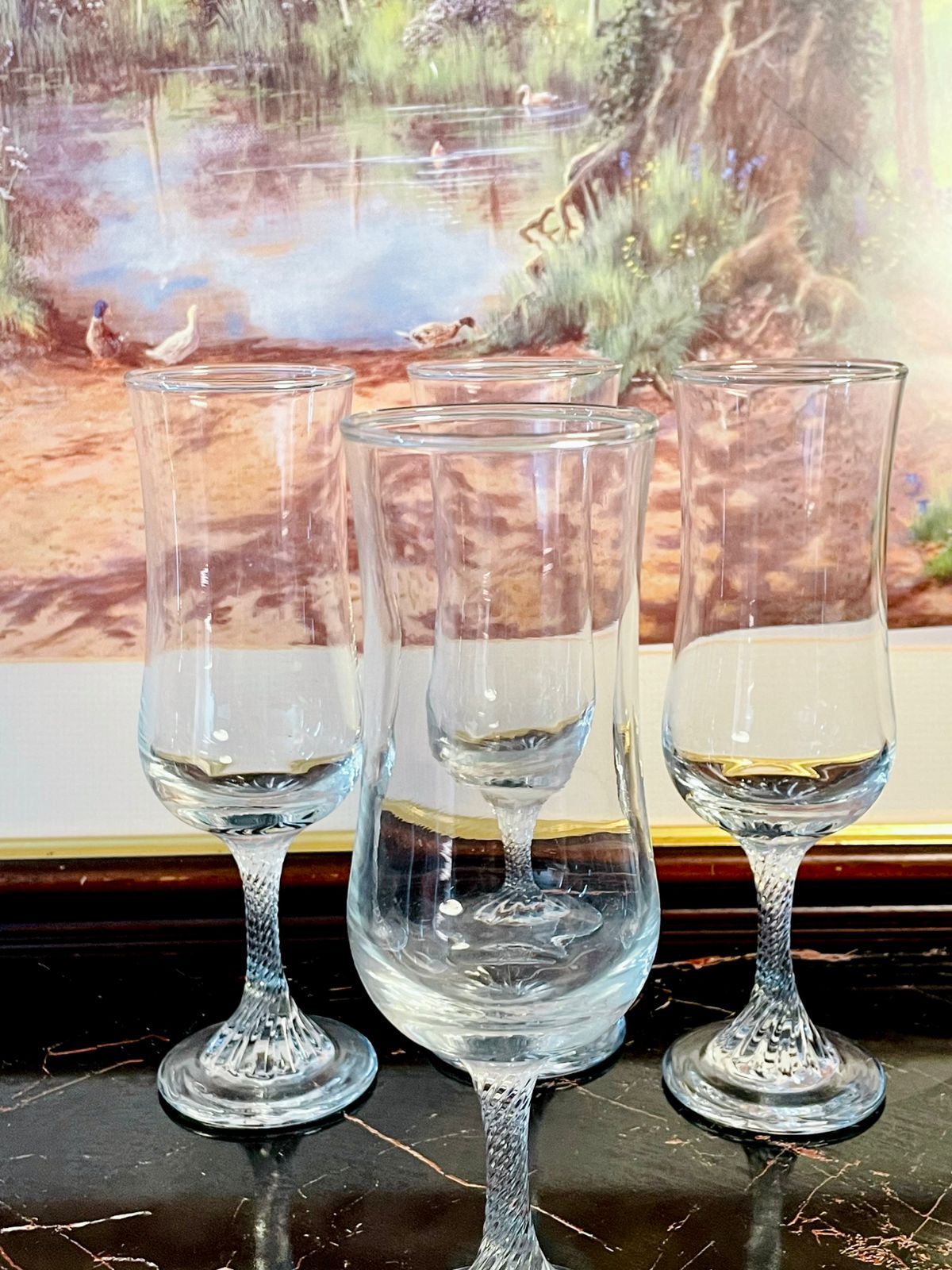 Elegant Set of 4 Glasses with Decorative Stems – Perfect for Special Occasions