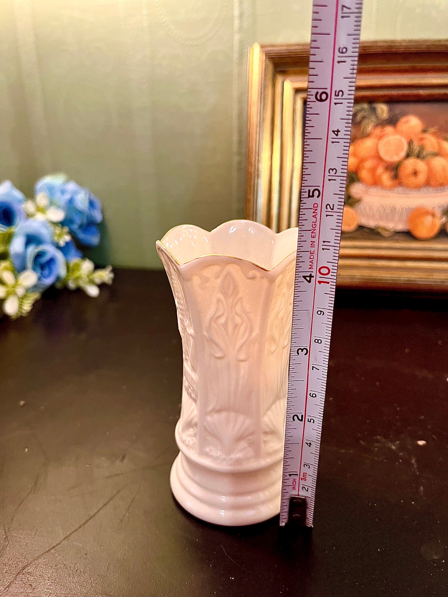 White Embossed Ceramic Bud Vase – Scalloped Gold Rim