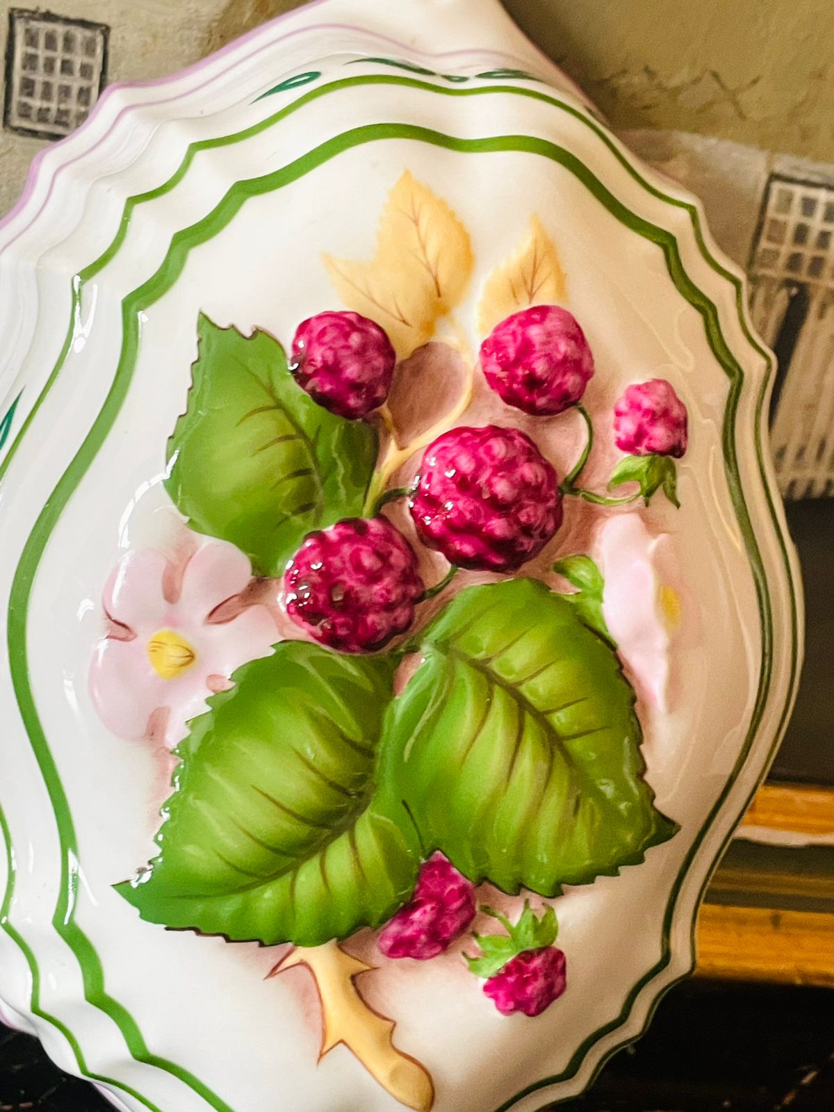 Le Cordon Bleu x The Franklin Mint 1986 – “Raspberry Vine” 3D Relief Wall Plaque Ceramic