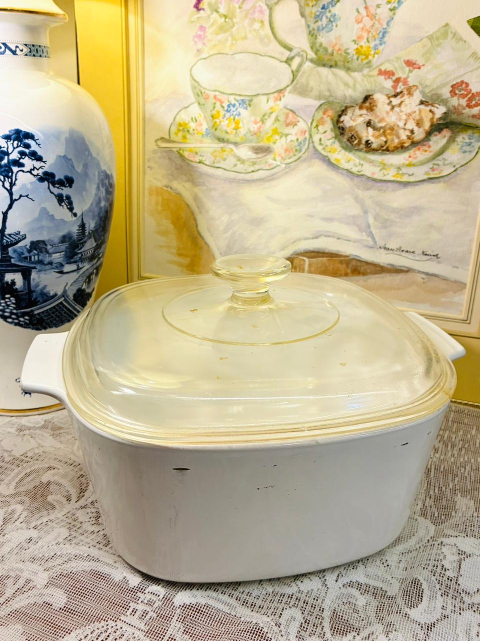 Vintage White Casserole Dish with Glass Lid — 1.5 kg capacity(Heat Safe)