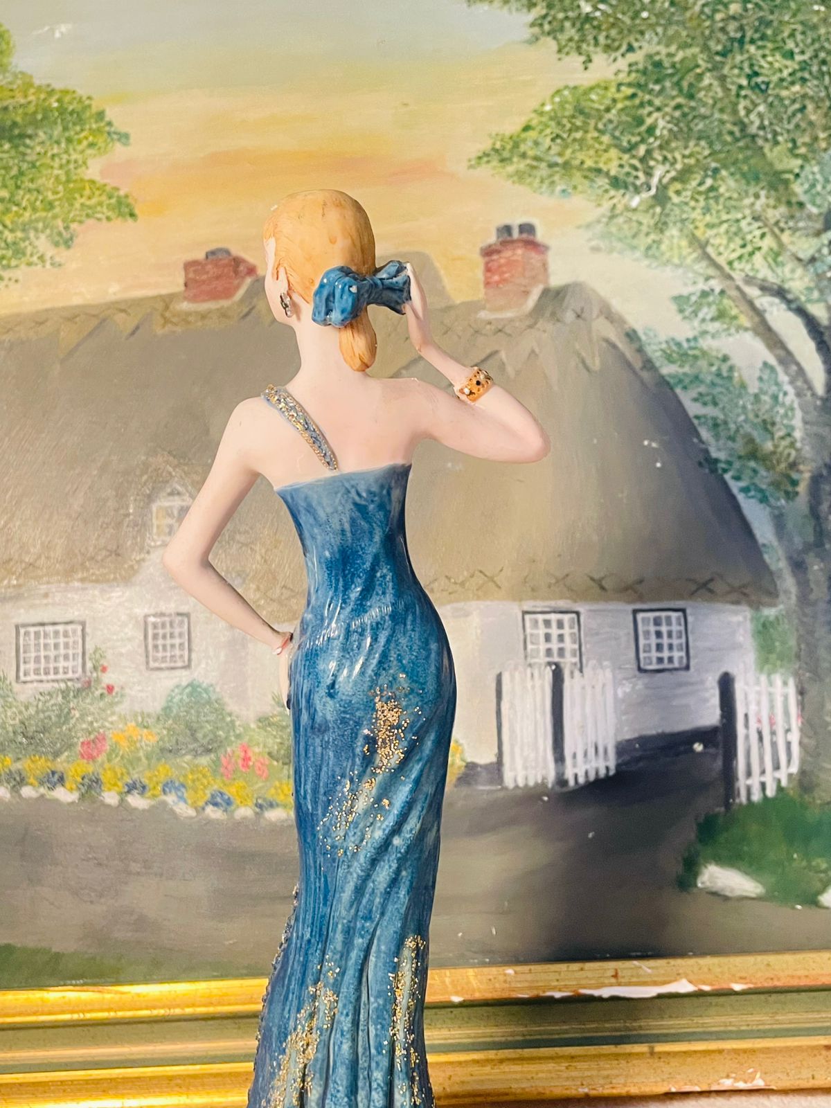Art Deco Style Lady Figurine by Leonardo – "The Pose" – Elegant Sculpture with Wooden base