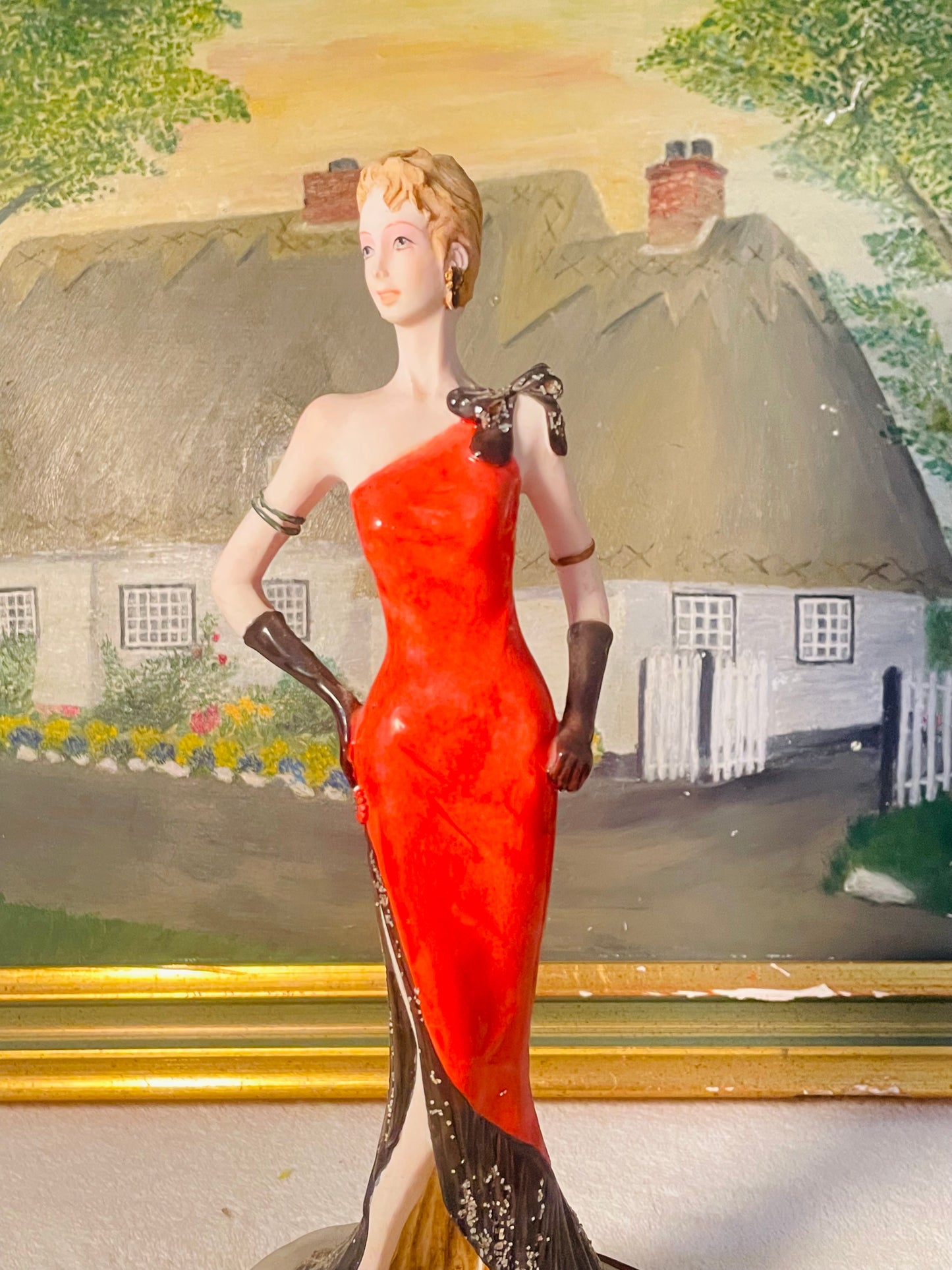 Art Deco Style Lady Figurine by Leonardo – "The Pose" – Elegant Sculpture with Wooden base