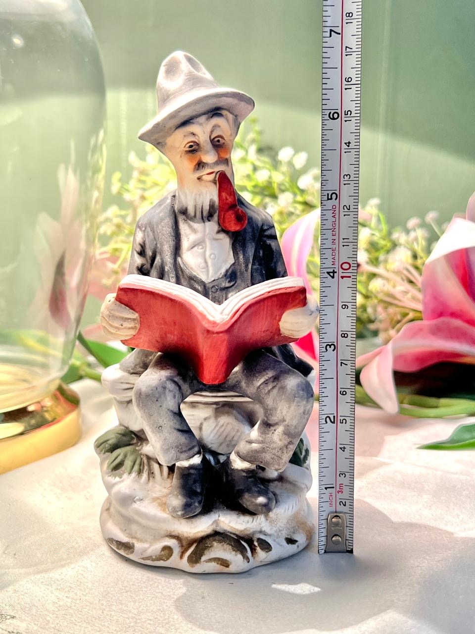 Reading Man with Pipe Figurine Red Book 16cm - 1 Piece
