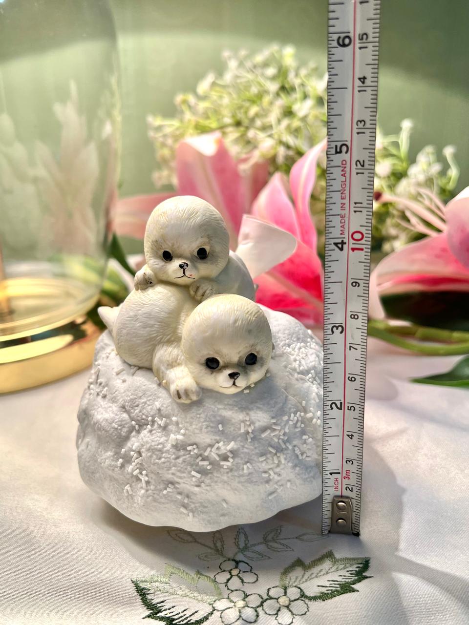 White Seal Pair Musical Decor Approx. 11 cm