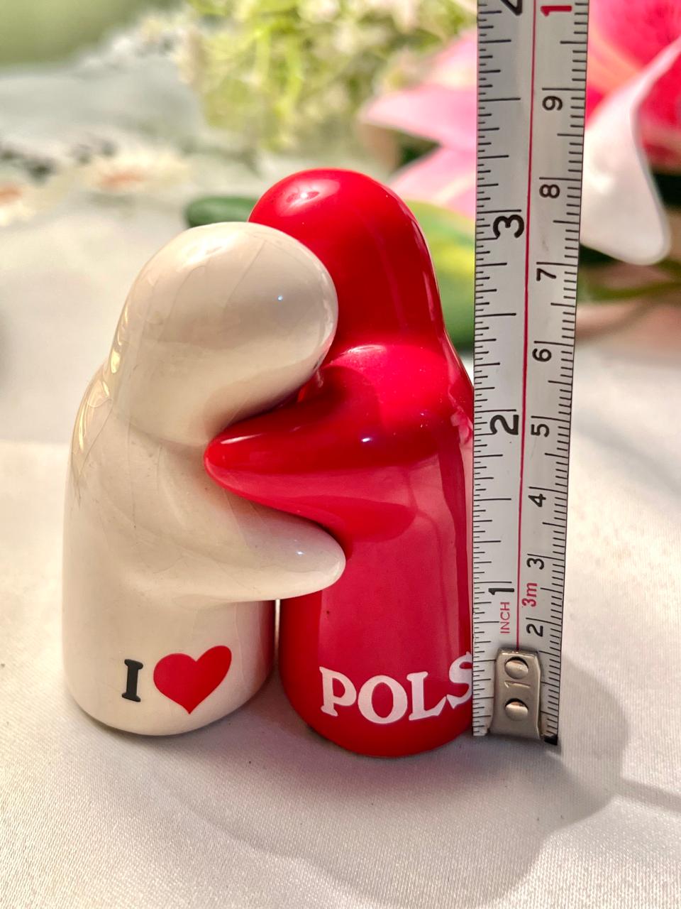 Red & White Hugging Salt & Pepper Shakers 2-Piece 8cm