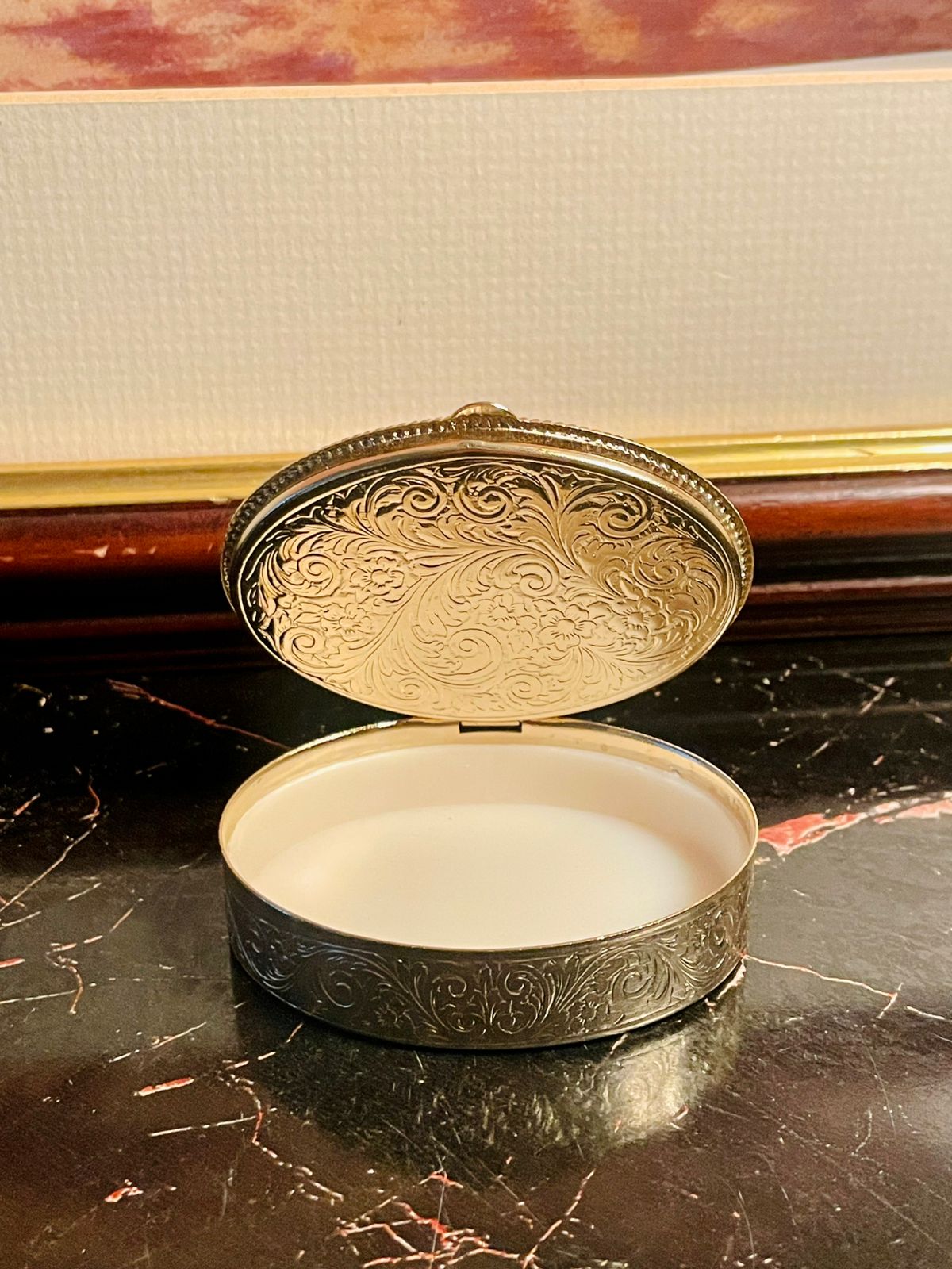 Elegant Vintage Oval Trinket Box with Angel Design – Collectible Jewelry Storage