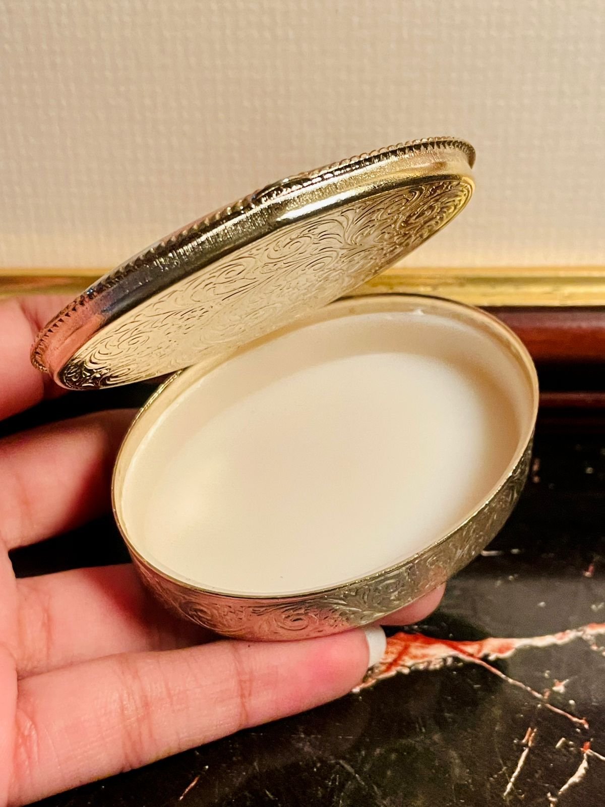 Elegant Vintage Oval Trinket Box with Angel Design – Collectible Jewelry Storage