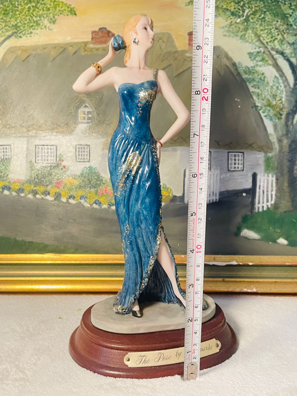 Art Deco Style Lady Figurine by Leonardo – "The Pose" – Elegant Sculpture with Wooden base