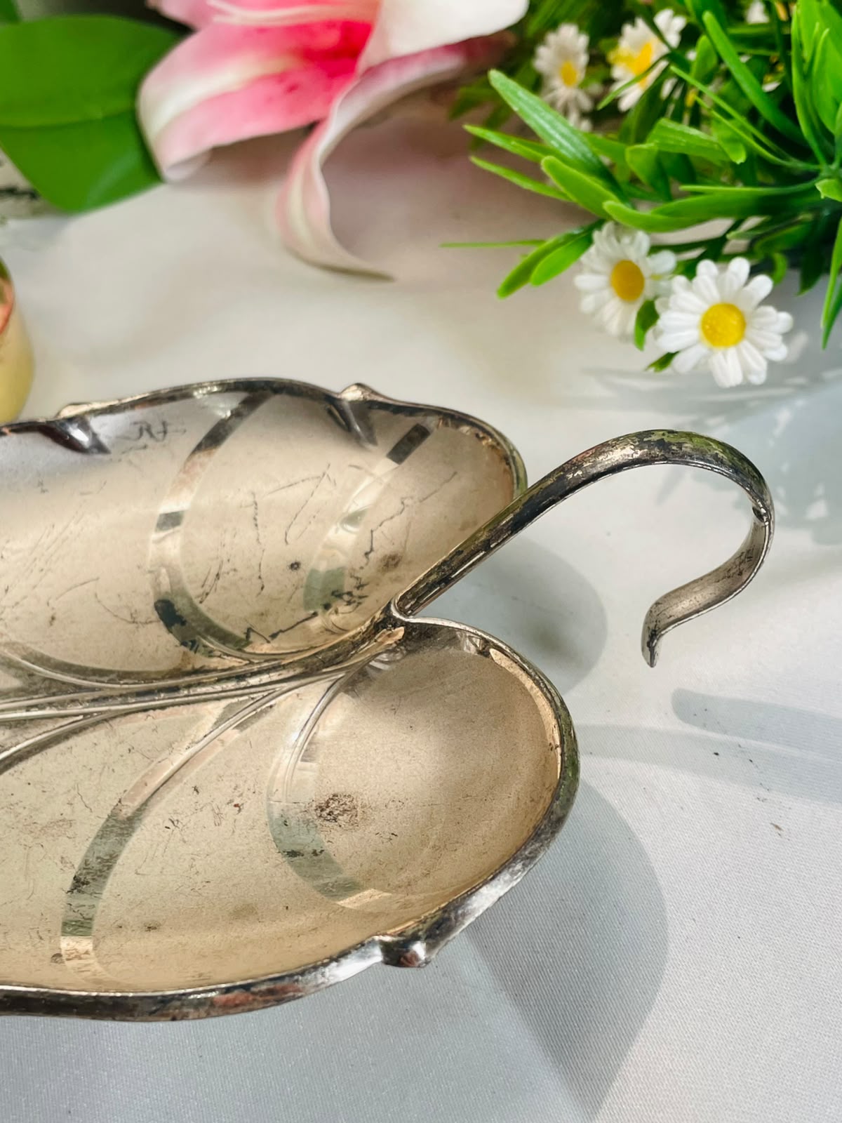 Silver-Tone Leaf-Shaped Divided Serving Dish – 20 cm