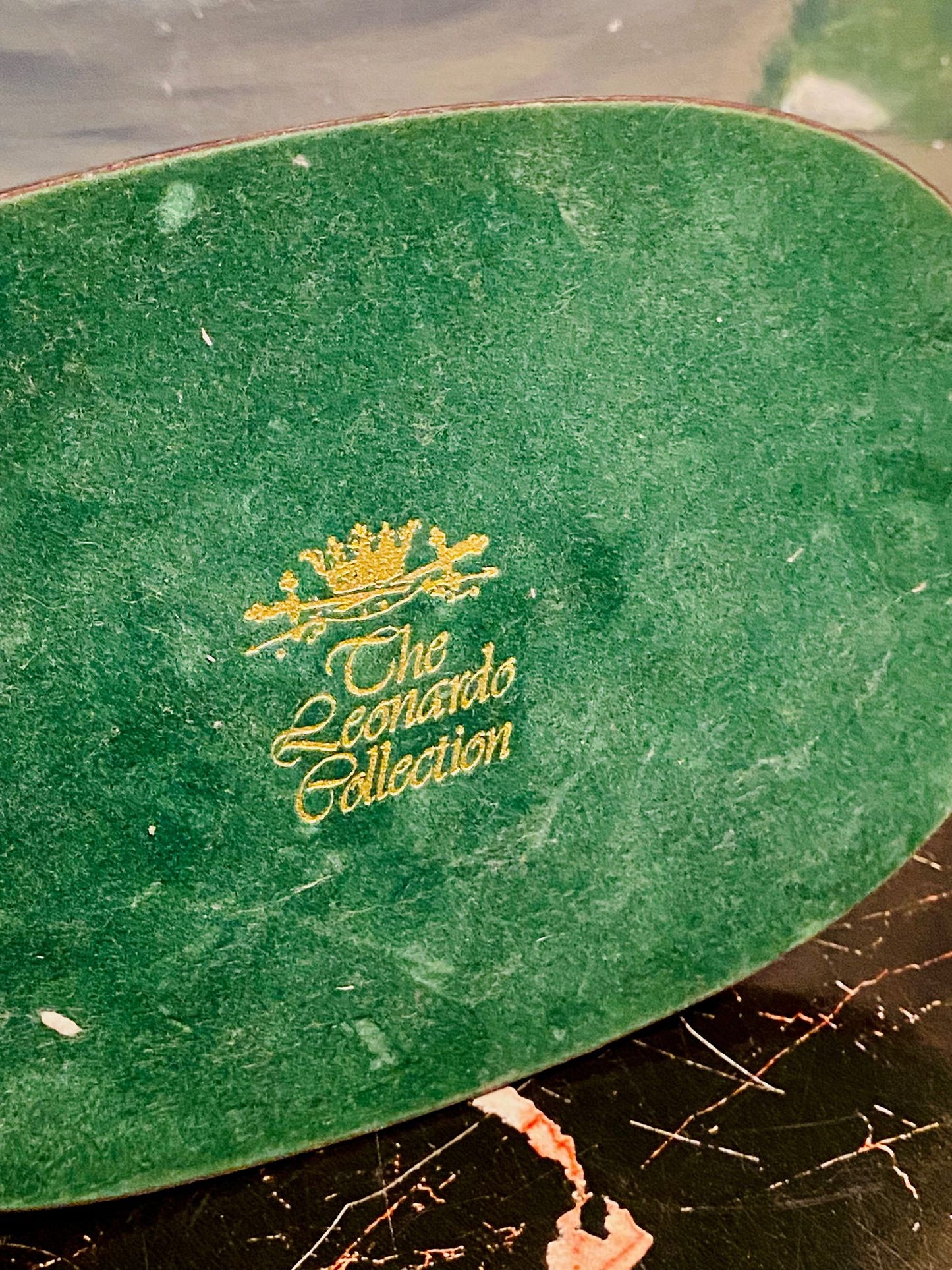 The Leonardo Collection “Seated Lady in Hat” Figurine – Elegant Porcelain Sculpture