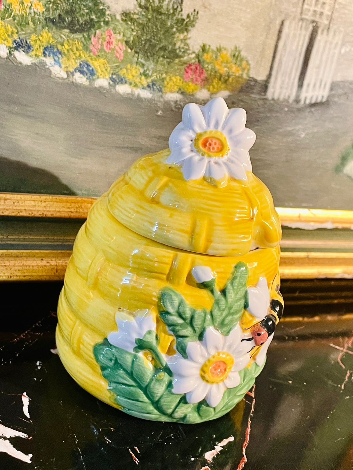Ceramic Honey Pot with Lid – Beehive Design with Bee & Flower Décor (13cm)