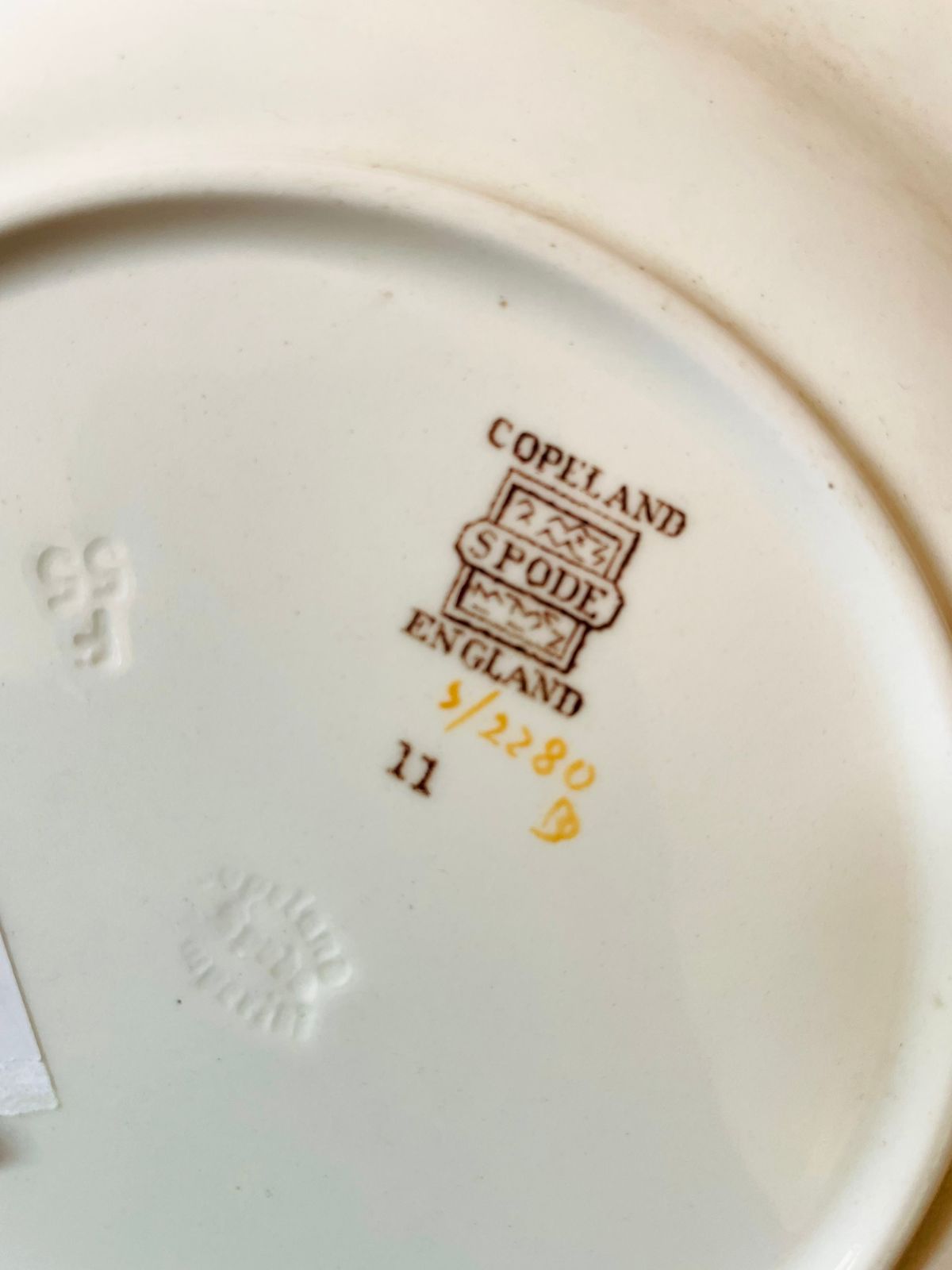 Copeland Spode England “Fruit Center” Embossed Daisy Plate – Vintage Pattern S2280