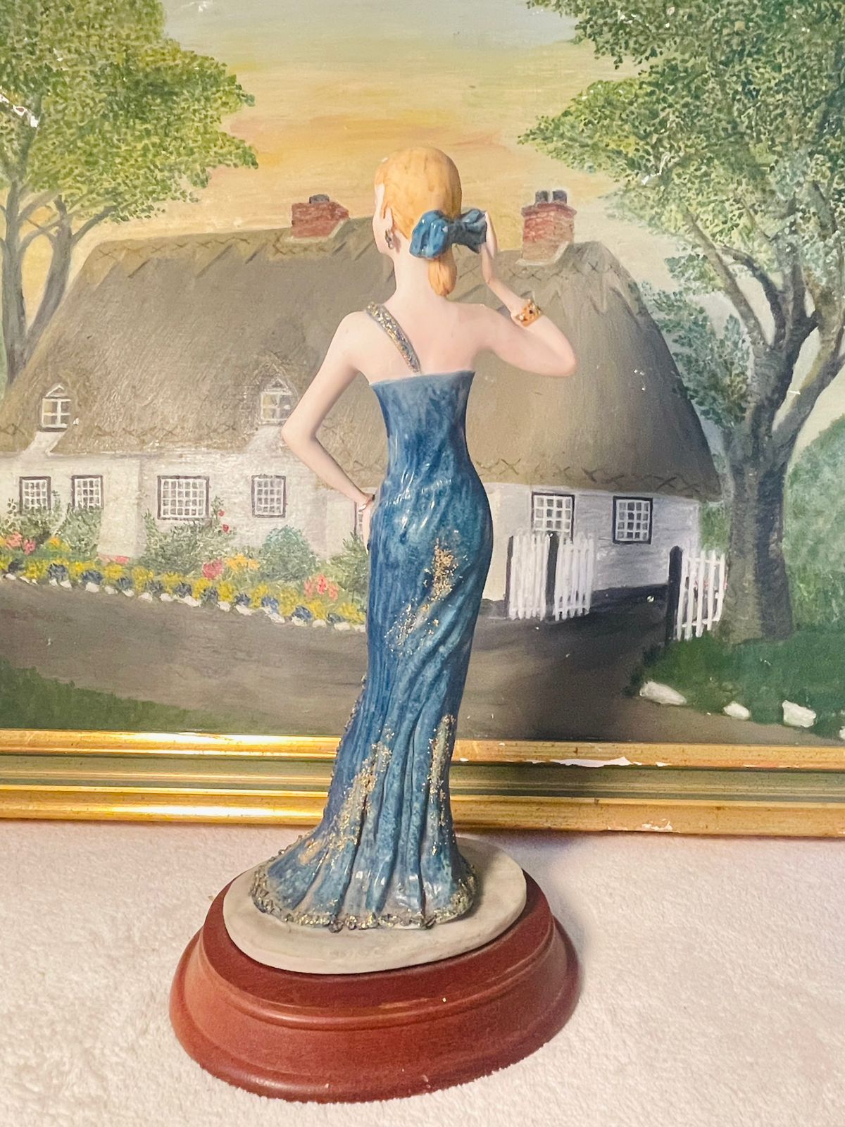 Art Deco Style Lady Figurine by Leonardo – "The Pose" – Elegant Sculpture with Wooden base