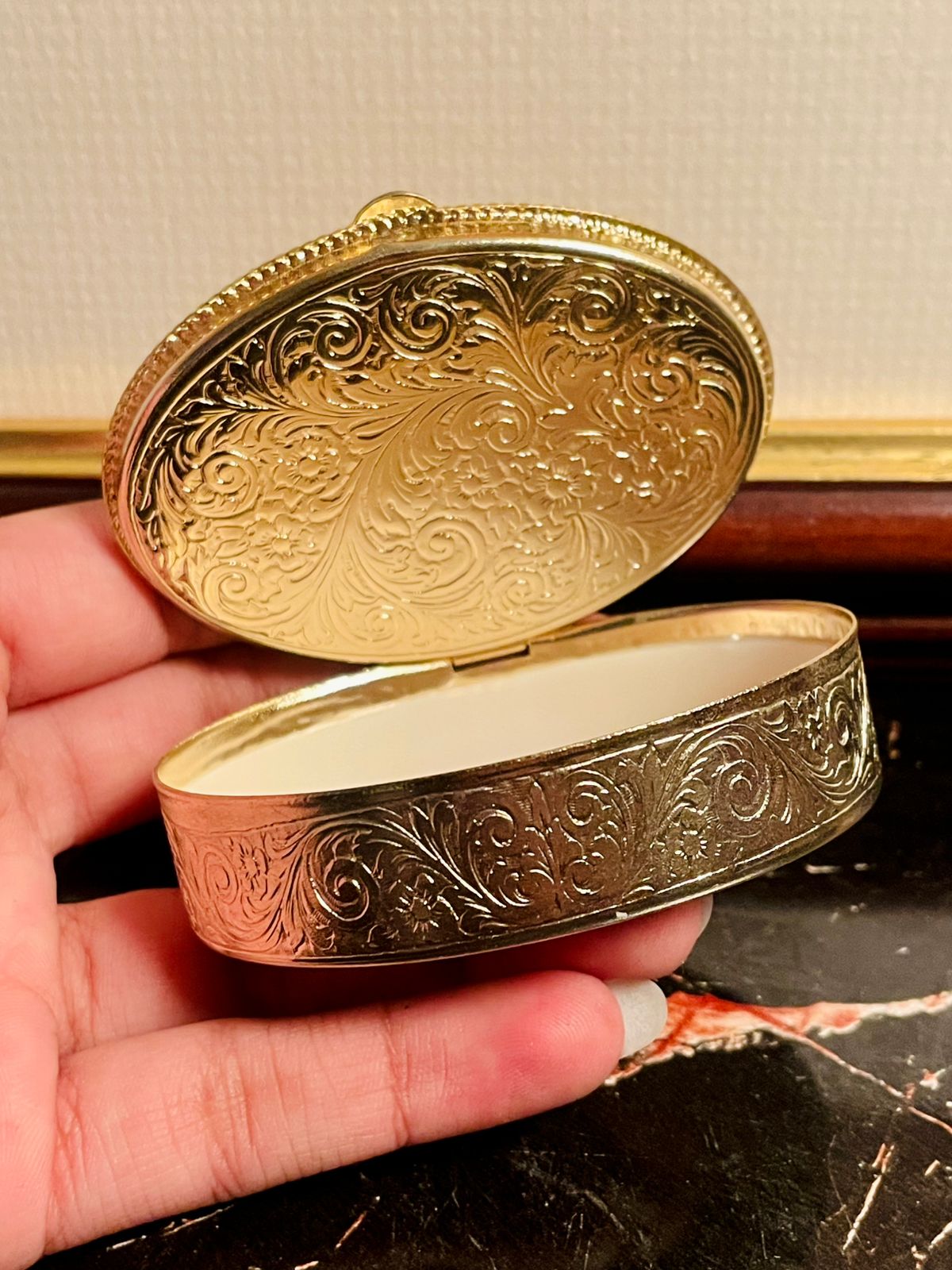 Elegant Vintage Oval Trinket Box with Angel Design – Collectible Jewelry Storage