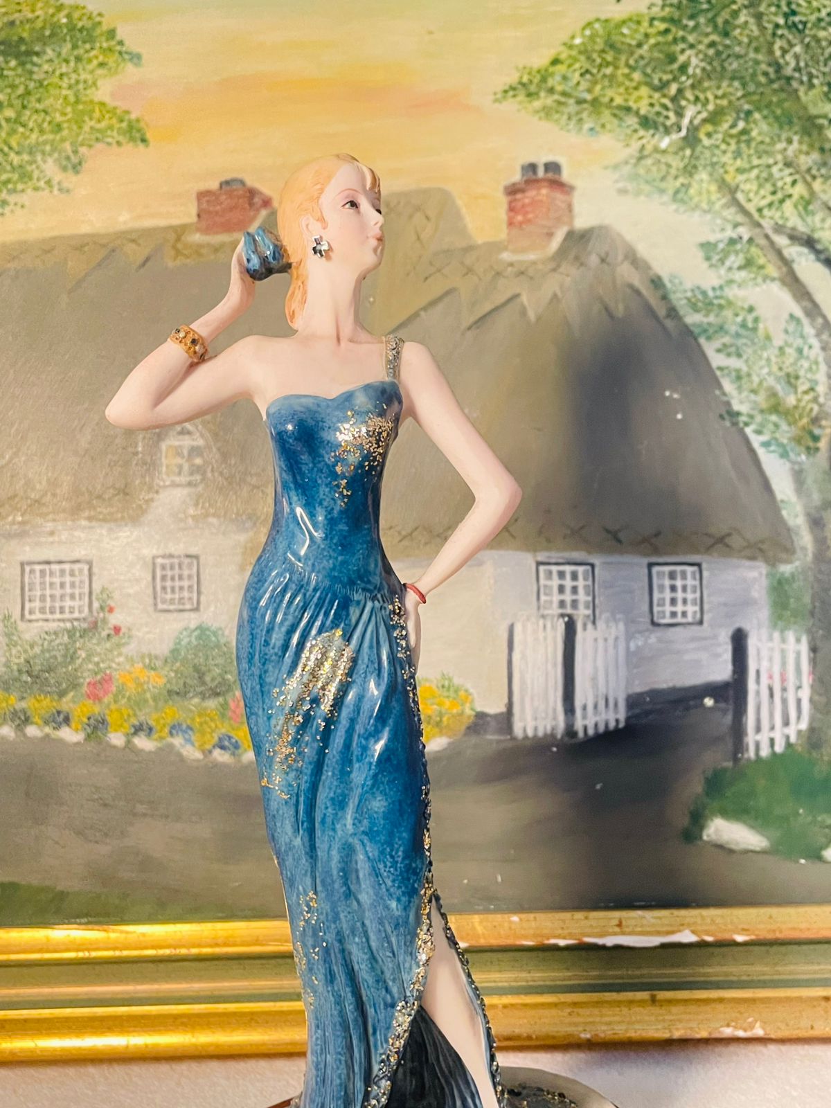 Art Deco Style Lady Figurine by Leonardo – "The Pose" – Elegant Sculpture with Wooden base