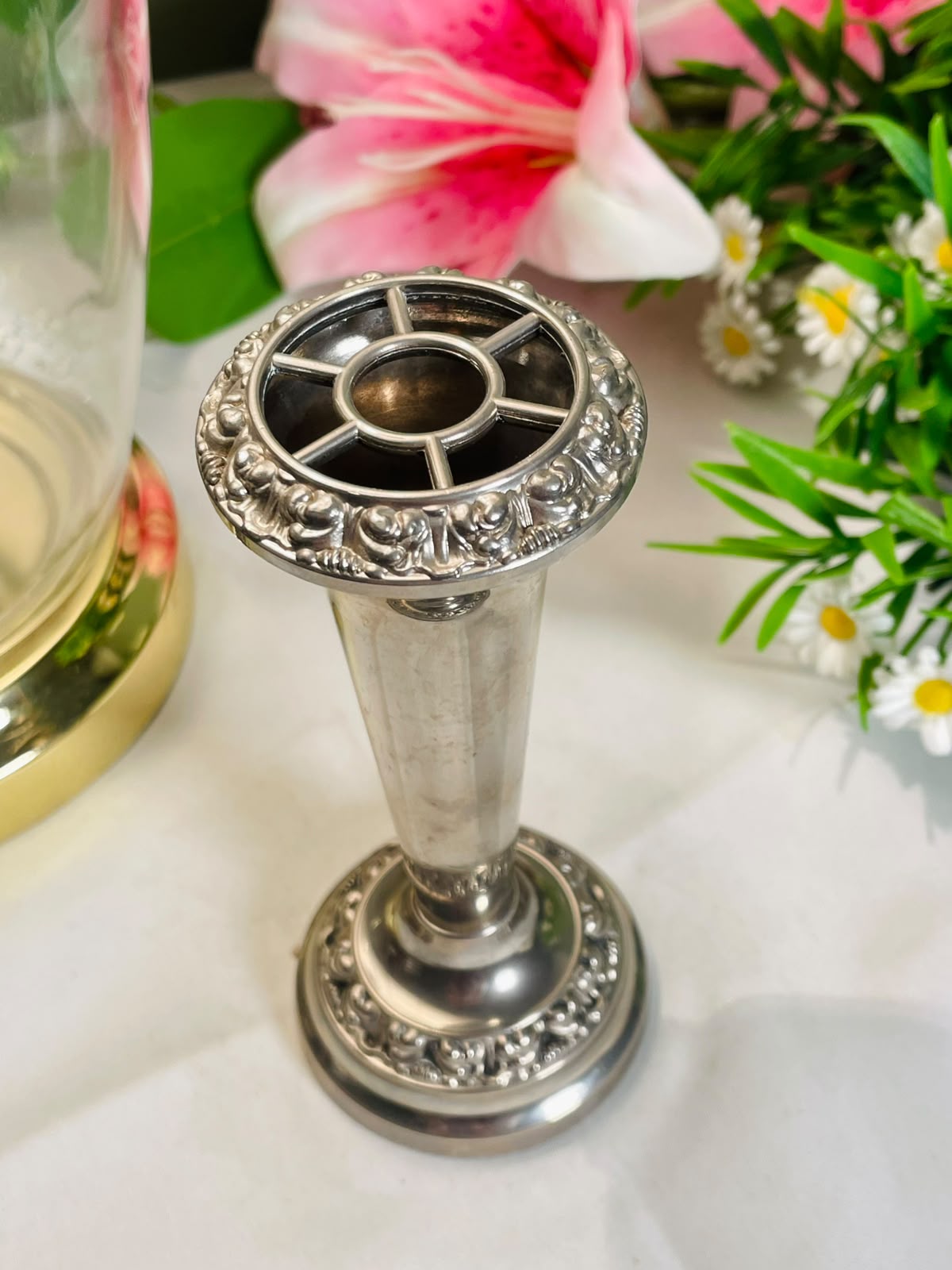Silver-Tone Pedestal Vase with Ornate Floral Detailing – 15 cm