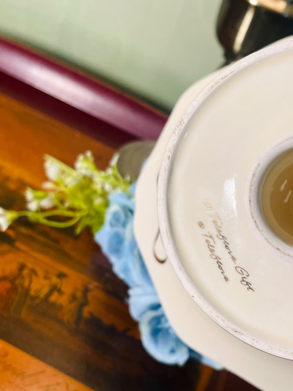 Cream & Gold Pedestal Serving Bowl – 16 cm