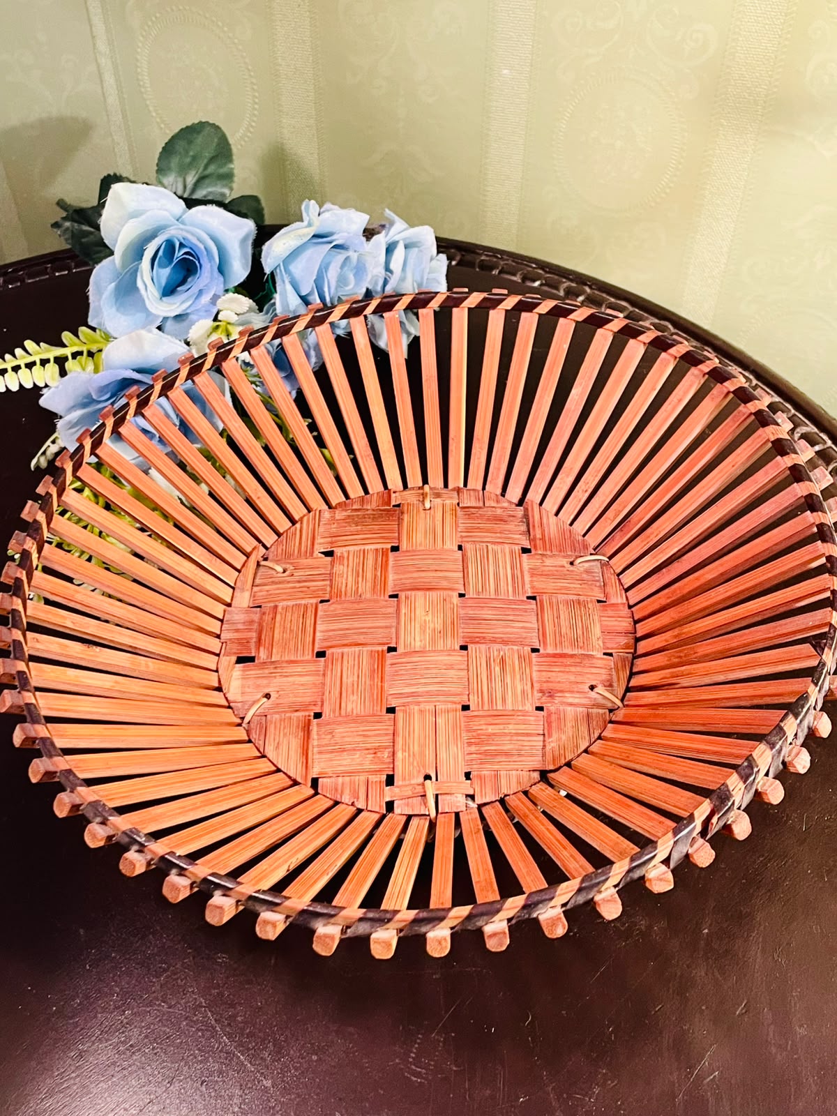 Large Handwoven Bamboo Fruit Basket – Round Decorative Serving Basket