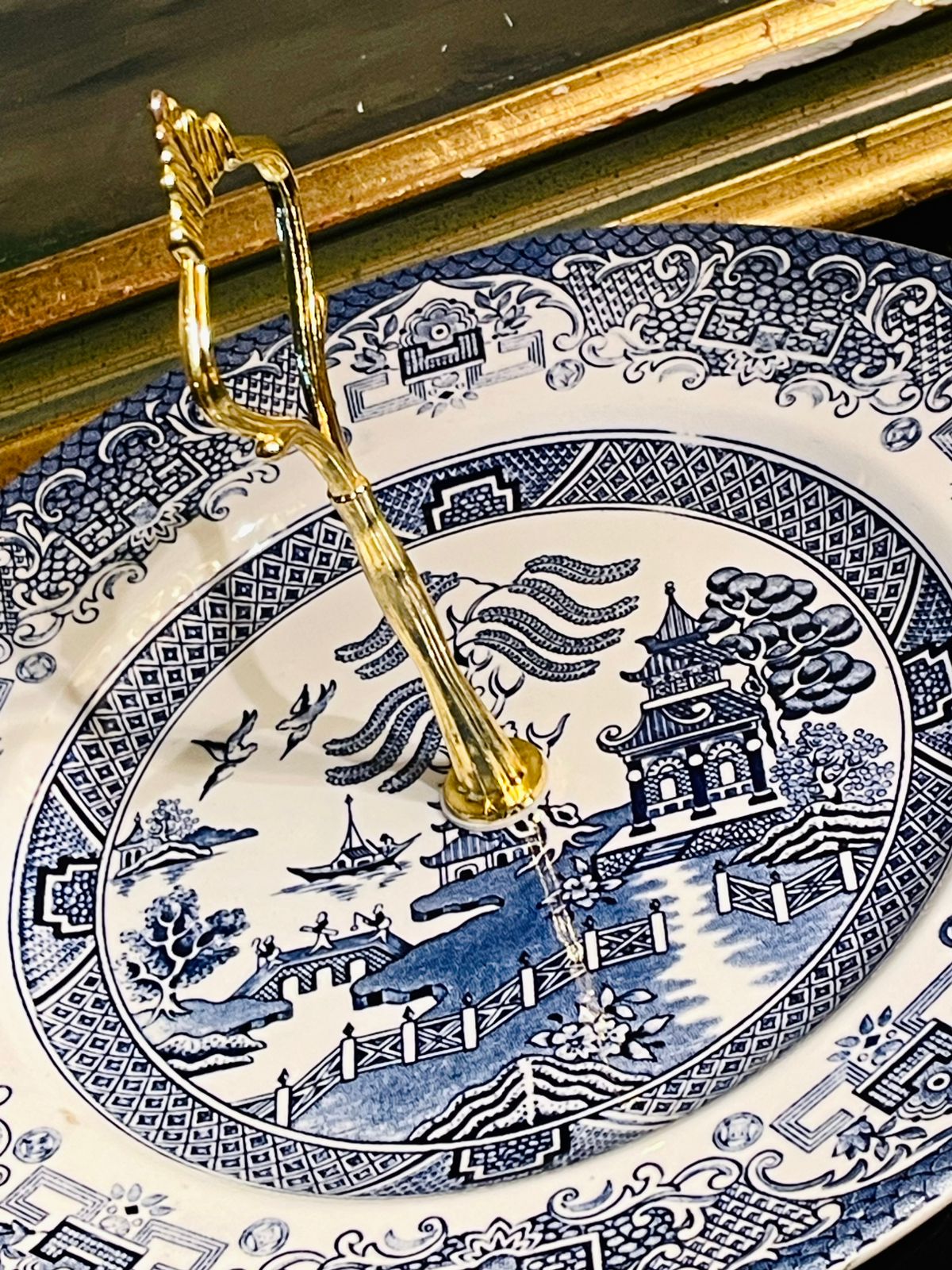 Old Willow Blue & White Cake Stand – Hand Engraved Fine England