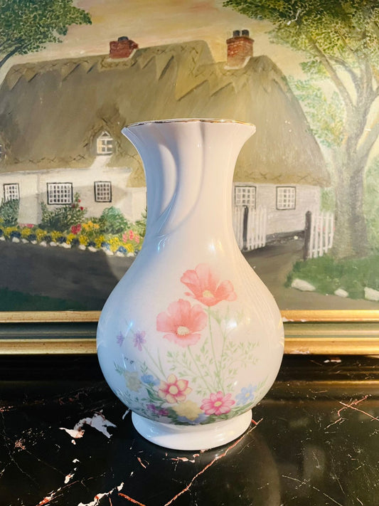 #VintageVase #PorcelainVase #FloralVase #EnglandPorcelain #HomeDecorPakistan #FlowerVase #TableCenterpiece #AntiqueVase #LuxuryHomeDecor #VintageCollectible