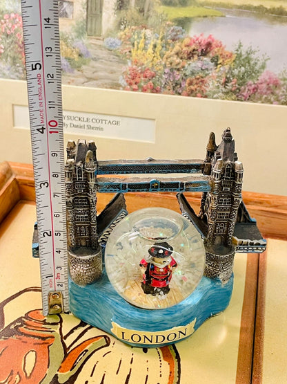 London Tower Bridge Snow Globe – Beefeater Guard Souvenir Decor