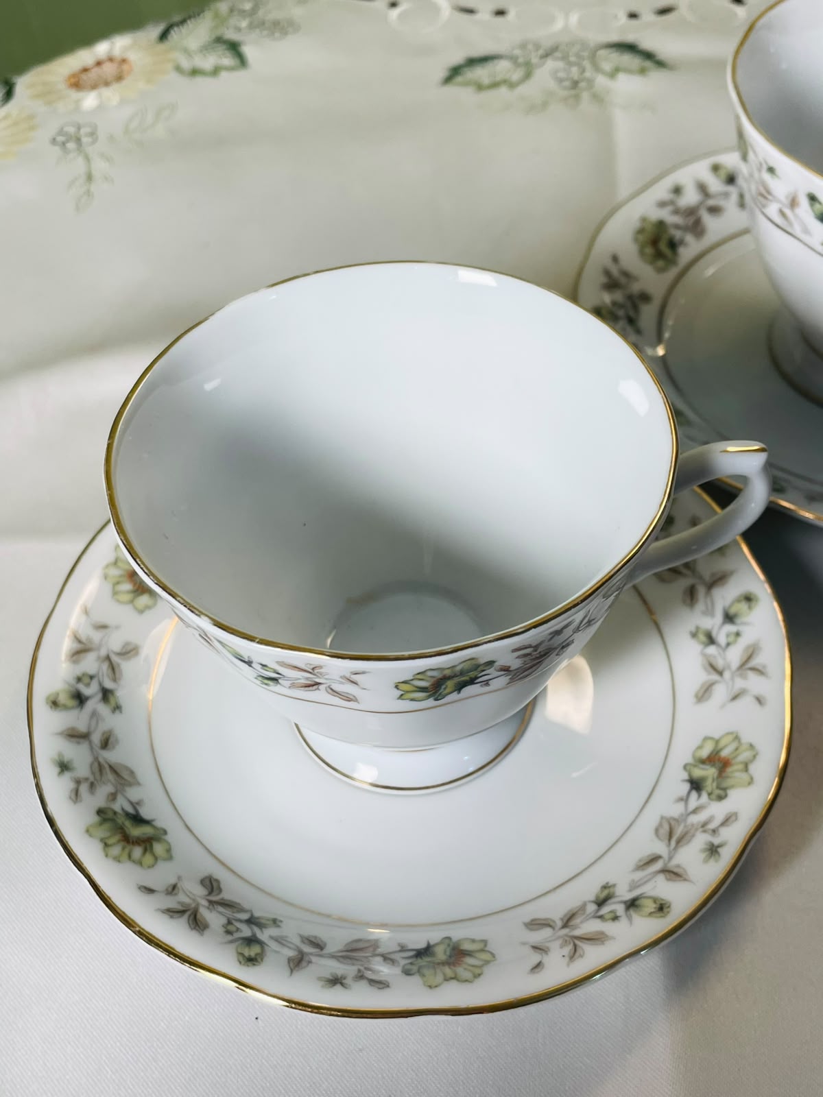 Vintage Green Floral Gold-Trim Cup & Saucer 4-Piece Set