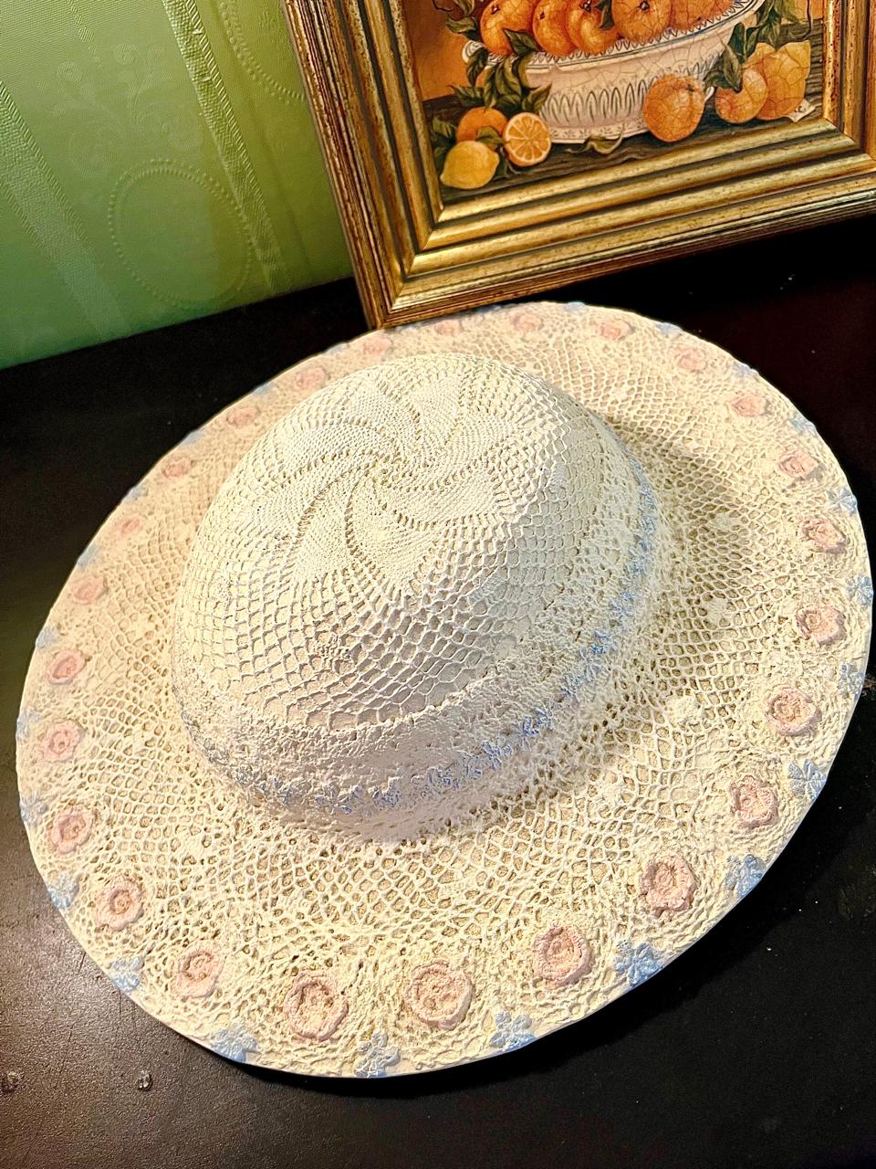 Decorative Stoneware Lace-Effect Wide Brim Hat – Floral Wall Decor