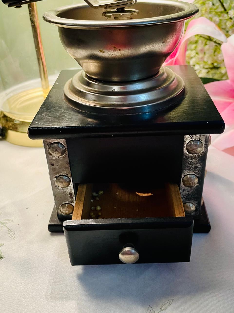 Vintage-Style Manual Coffee Grinder with Wooden Drawer & Metal Crank – 16 cm