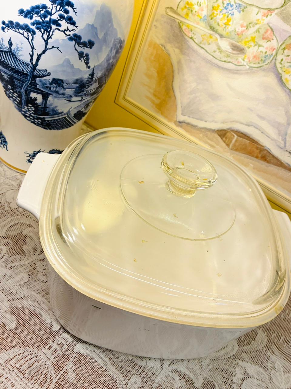 Vintage White Casserole Dish with Glass Lid — 1.5 kg capacity(Heat Safe)