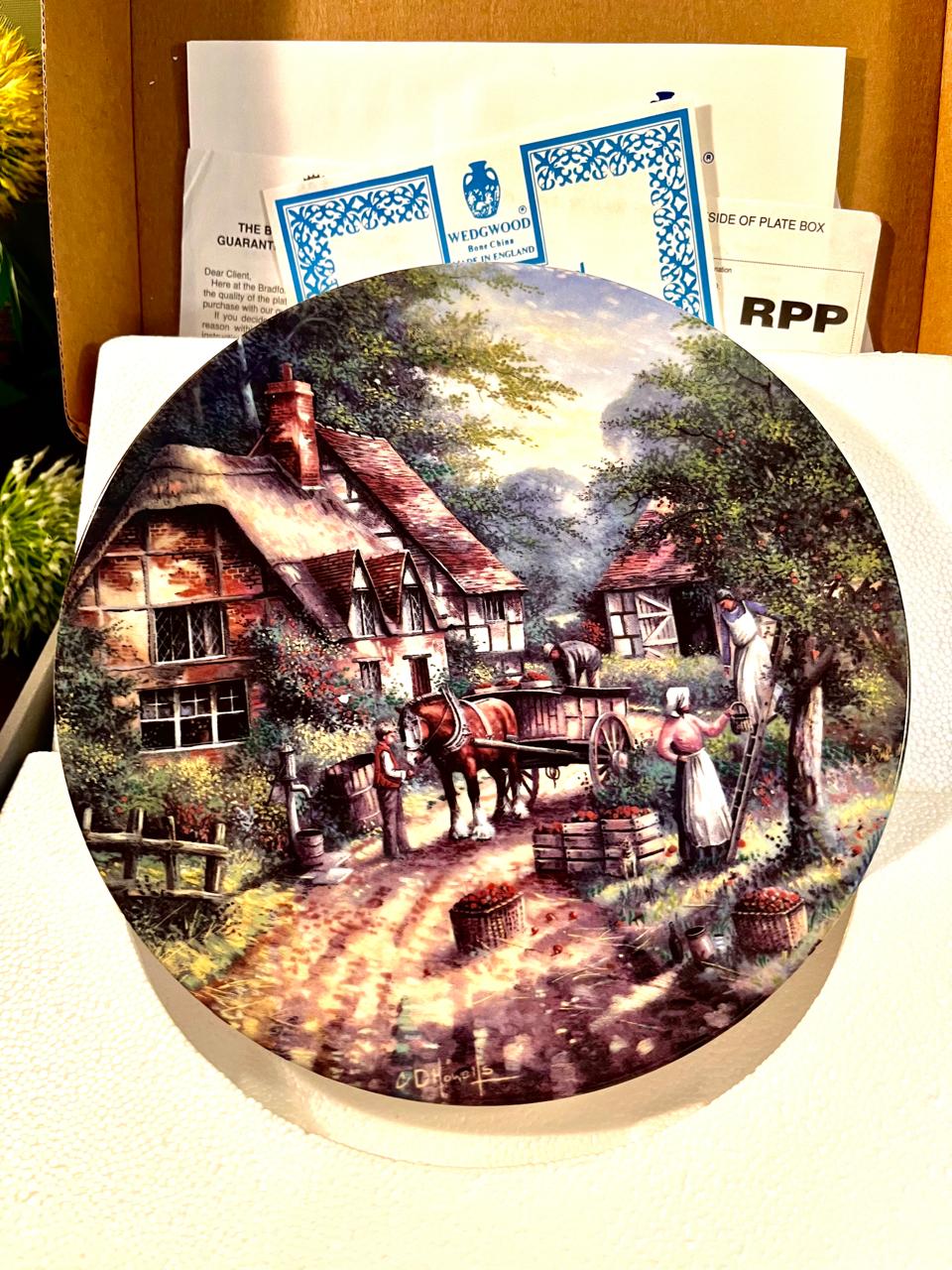 Wedgwood Boxed English Cottage Orchard Collector Plate 20 cm