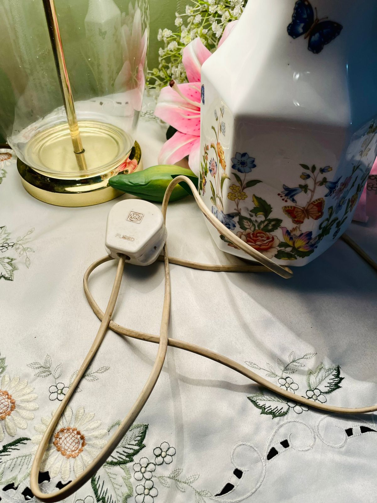 RARE FIND AYNSLEY Cottage Garden Floral Ceramic Table Lamp with White Crystal Shade 47 cm