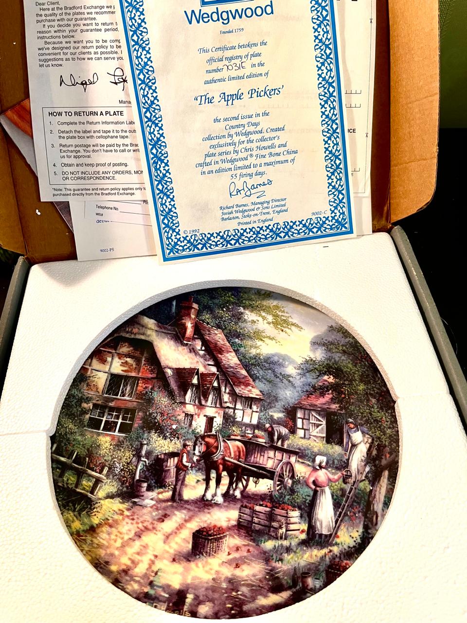 Wedgwood Boxed English Cottage Orchard Collector Plate 20 cm