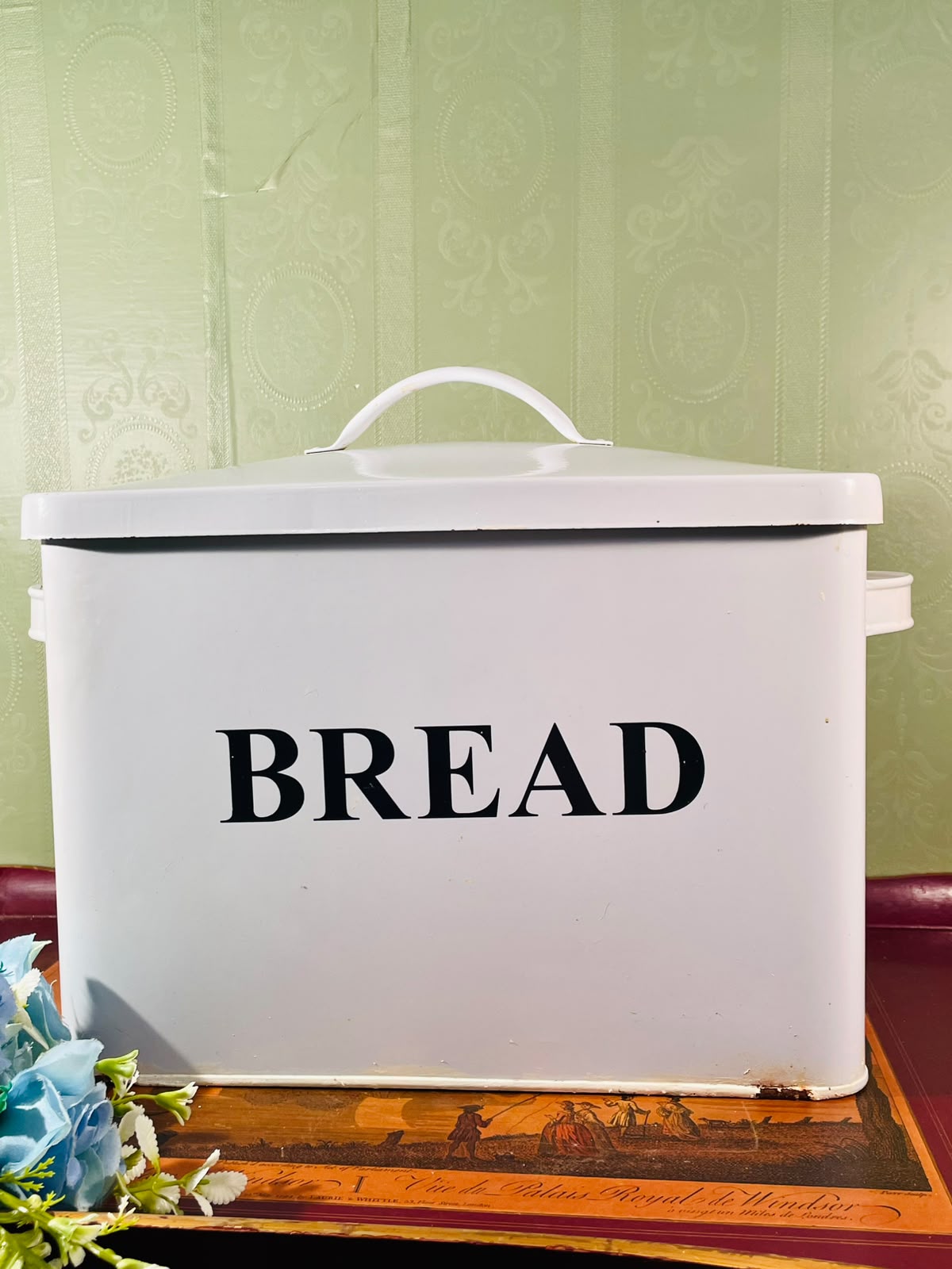 White Metal Bread Box with Lid – 13 Inch